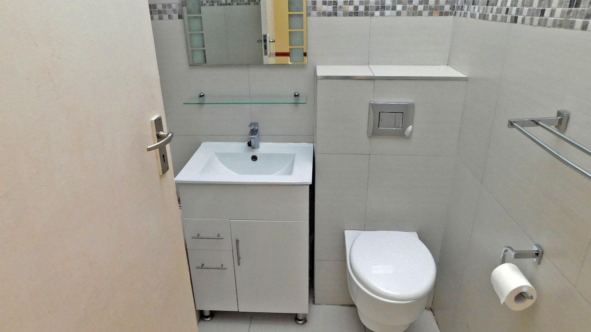 Bathroom 1 - 4 square meters of property in Musgrave