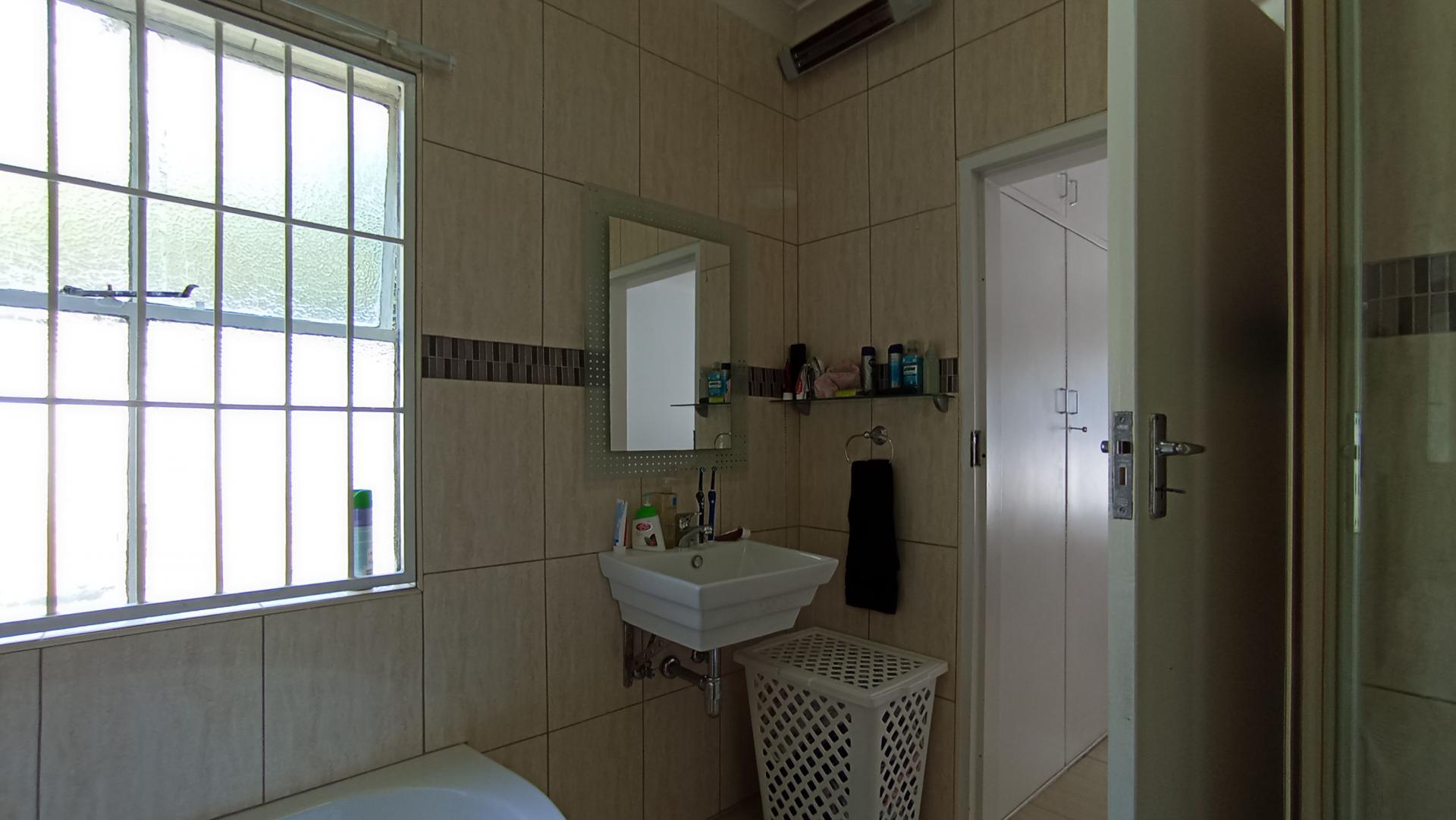 Main Bathroom - 7 square meters of property in Kelvin