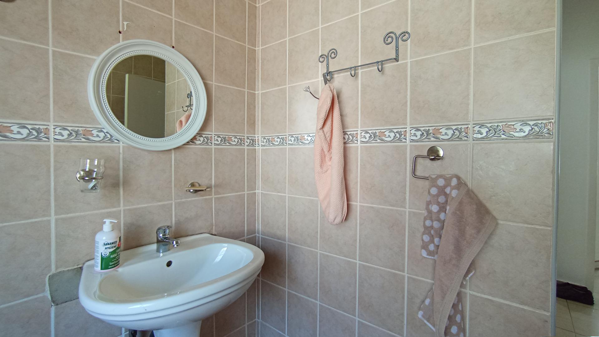 Bathroom 2 - 4 square meters of property in Kelvin