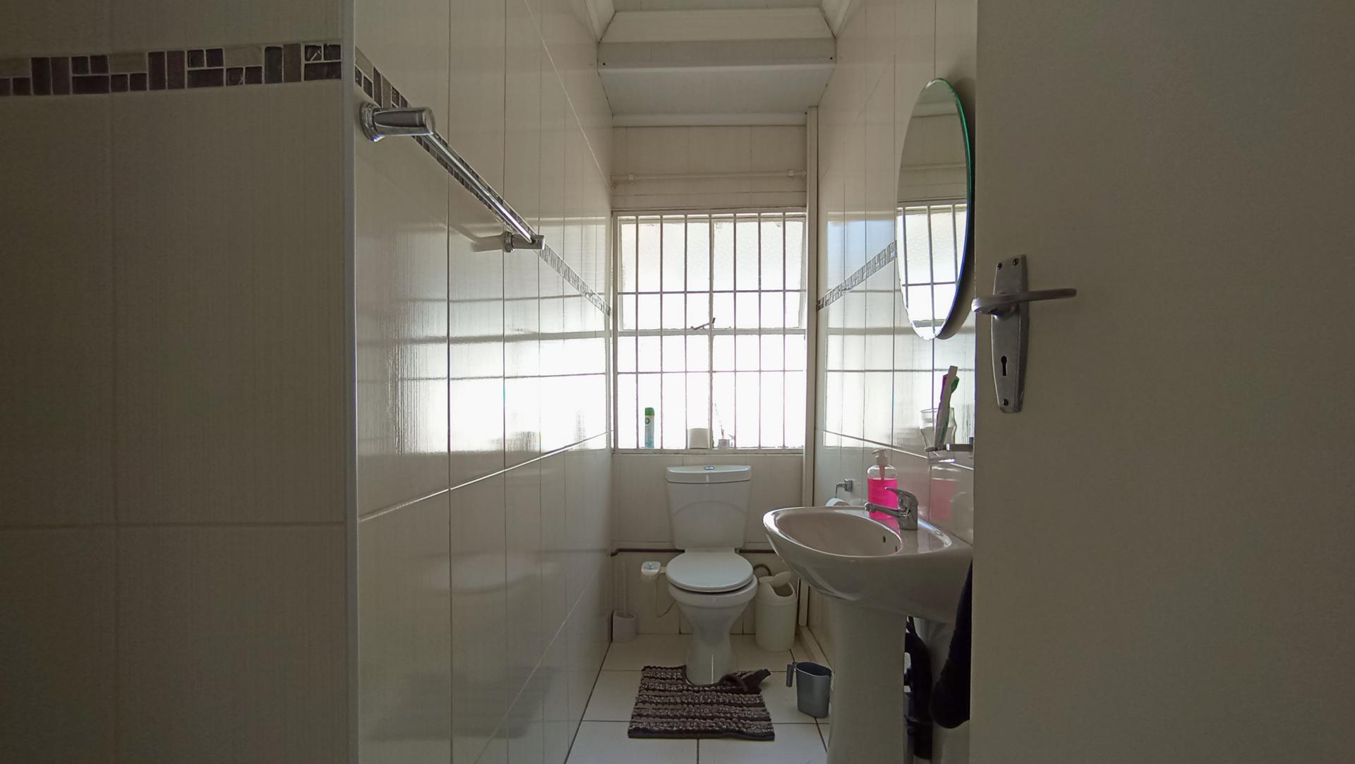Bathroom 1 - 6 square meters of property in Kelvin