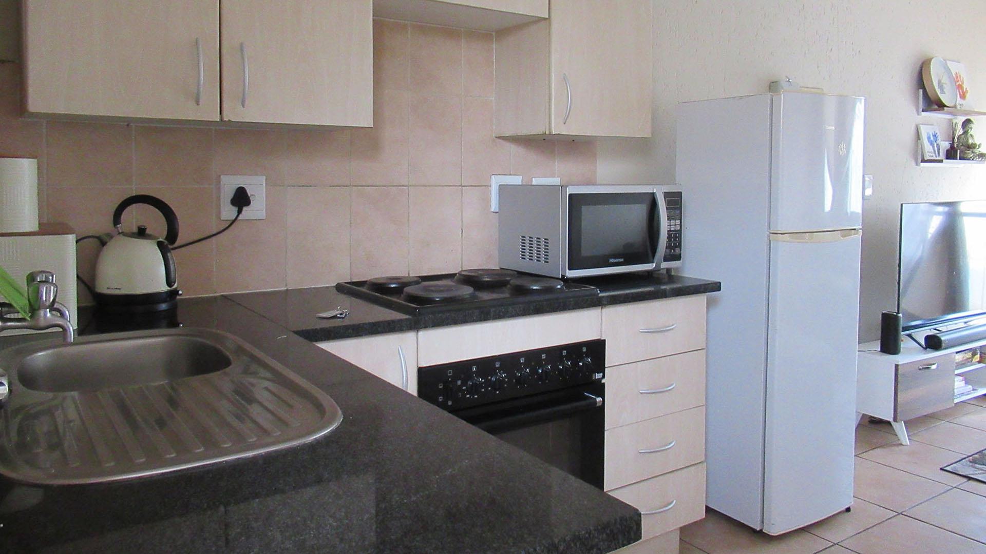 Kitchen - 7 square meters of property in Klippoortje