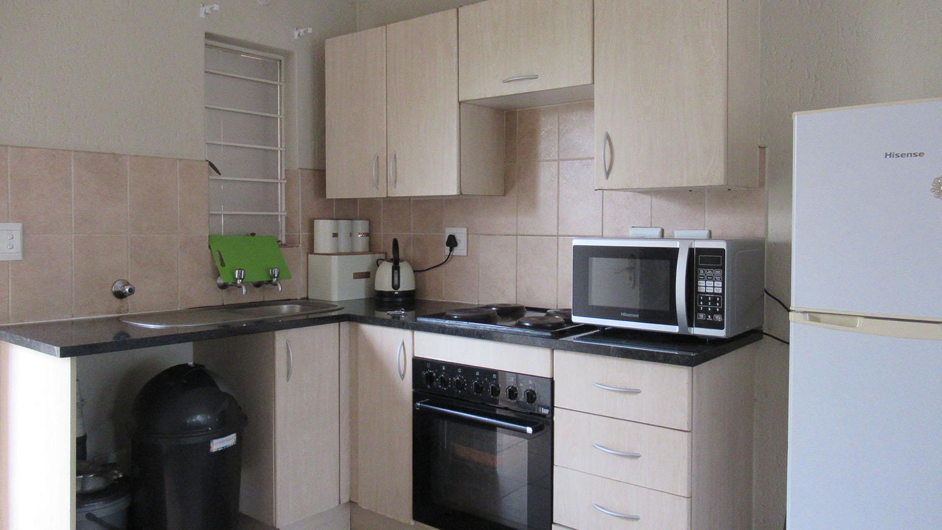 Kitchen - 7 square meters of property in Klippoortje