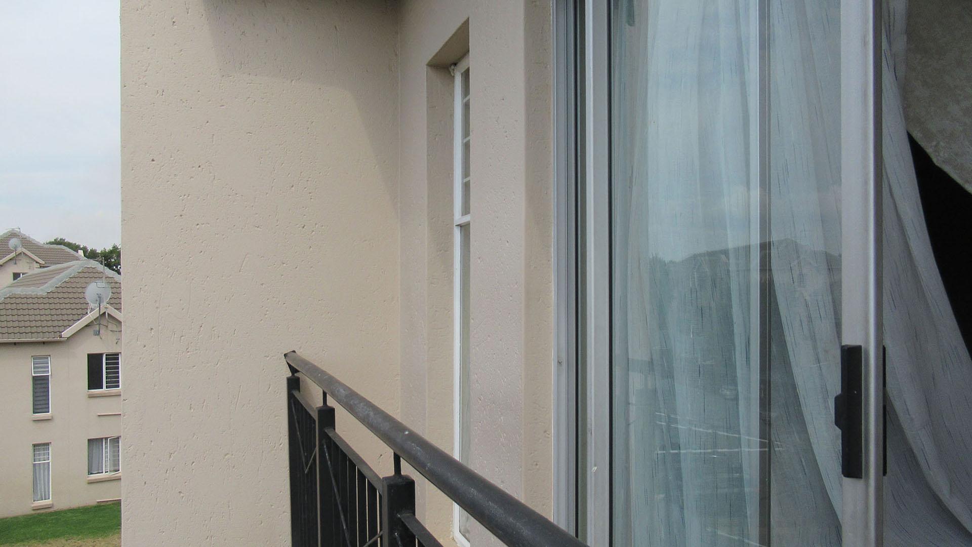 Balcony - 2 square meters of property in Klippoortje