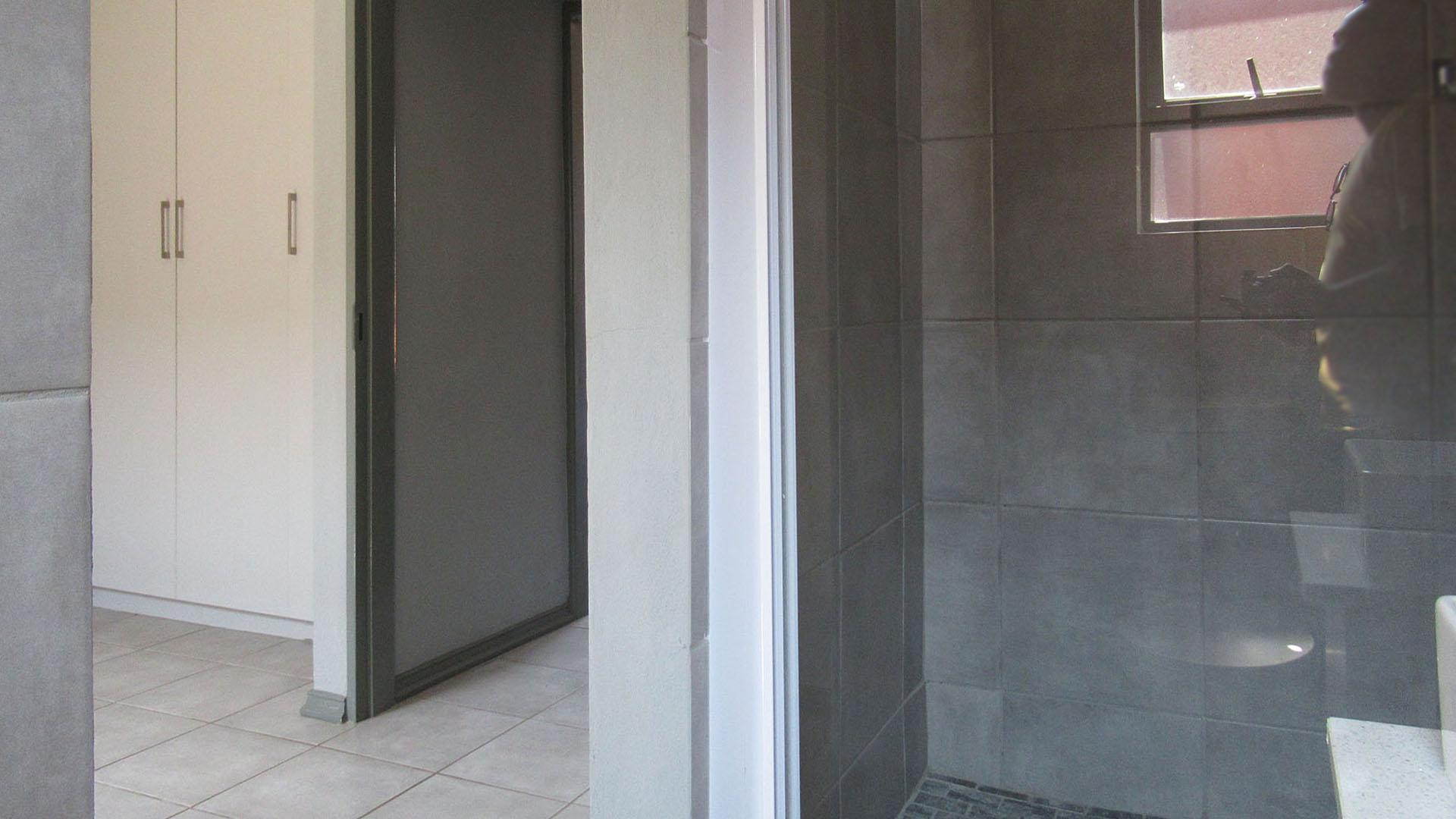 Main Bathroom - 3 square meters of property in Witpoortjie