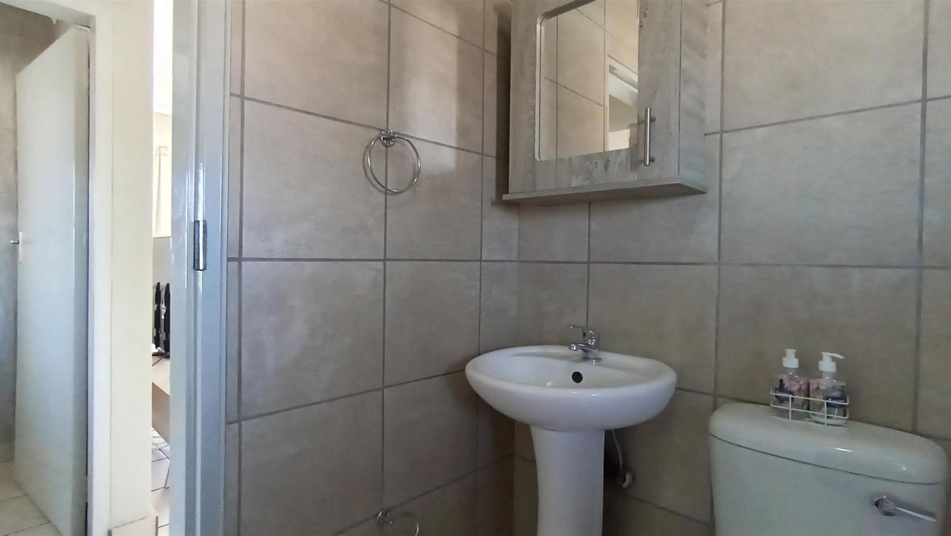 Bathroom 1 - 5 square meters of property in Montana Tuine
