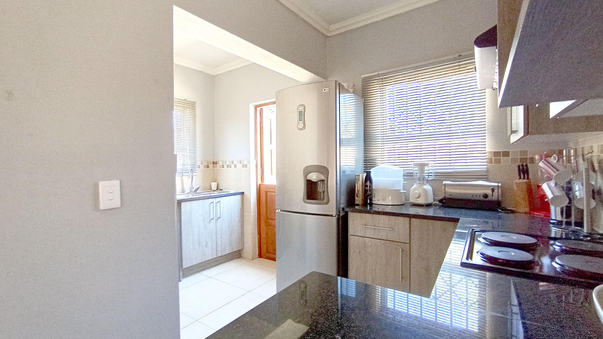 Kitchen - 6 square meters of property in Montana