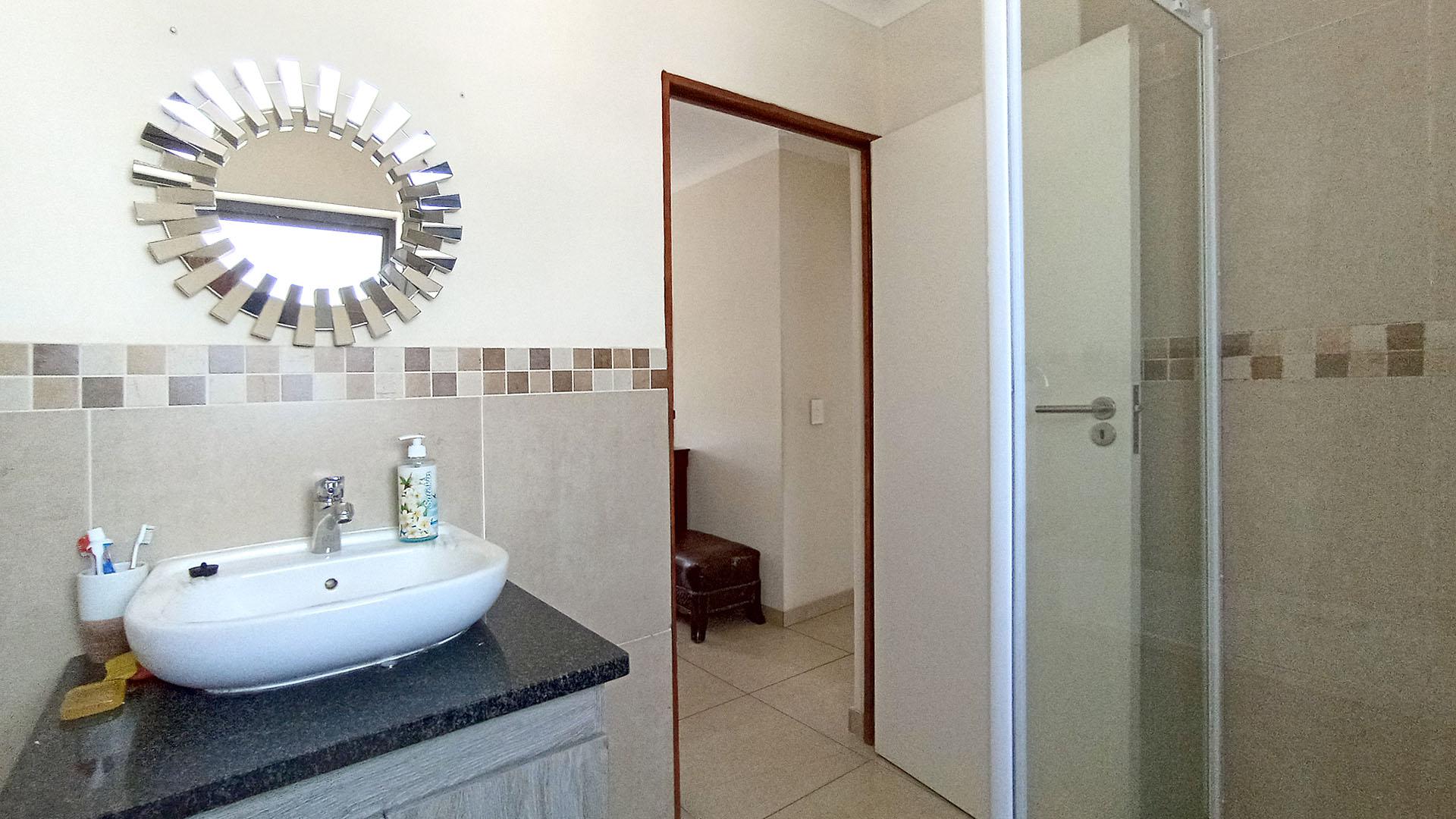 Main Bathroom - 7 square meters of property in Montana