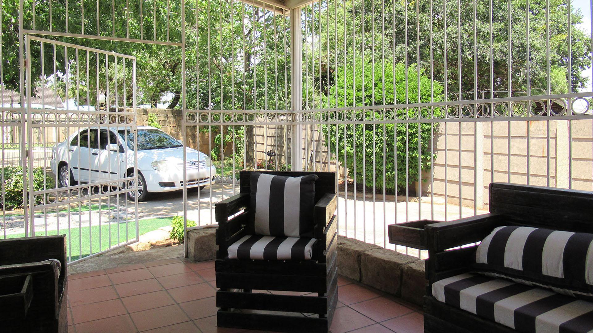 Patio - 17 square meters of property in Witpoortjie