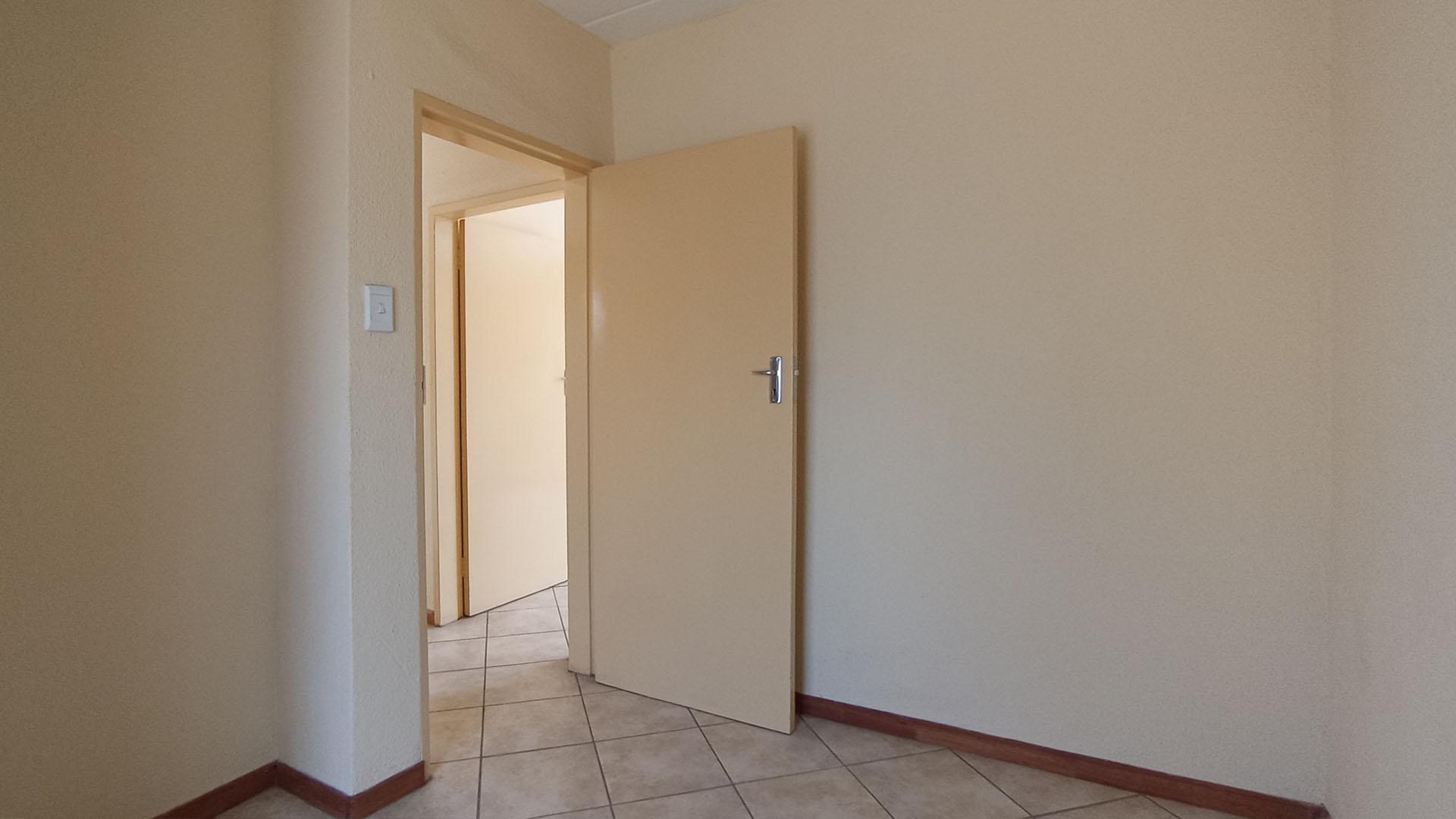 Bed Room 2 - 8 square meters of property in Olievenhoutbos