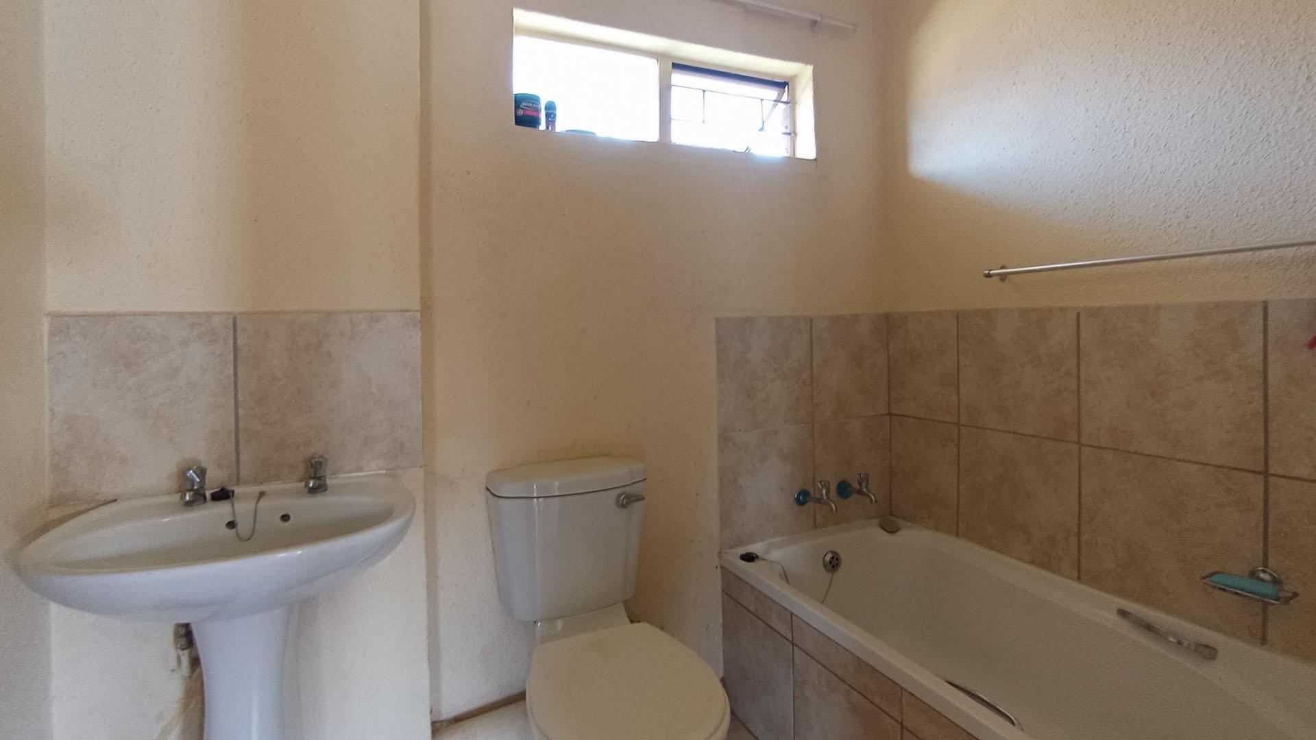 Bathroom 1 - 5 square meters of property in Olievenhoutbos