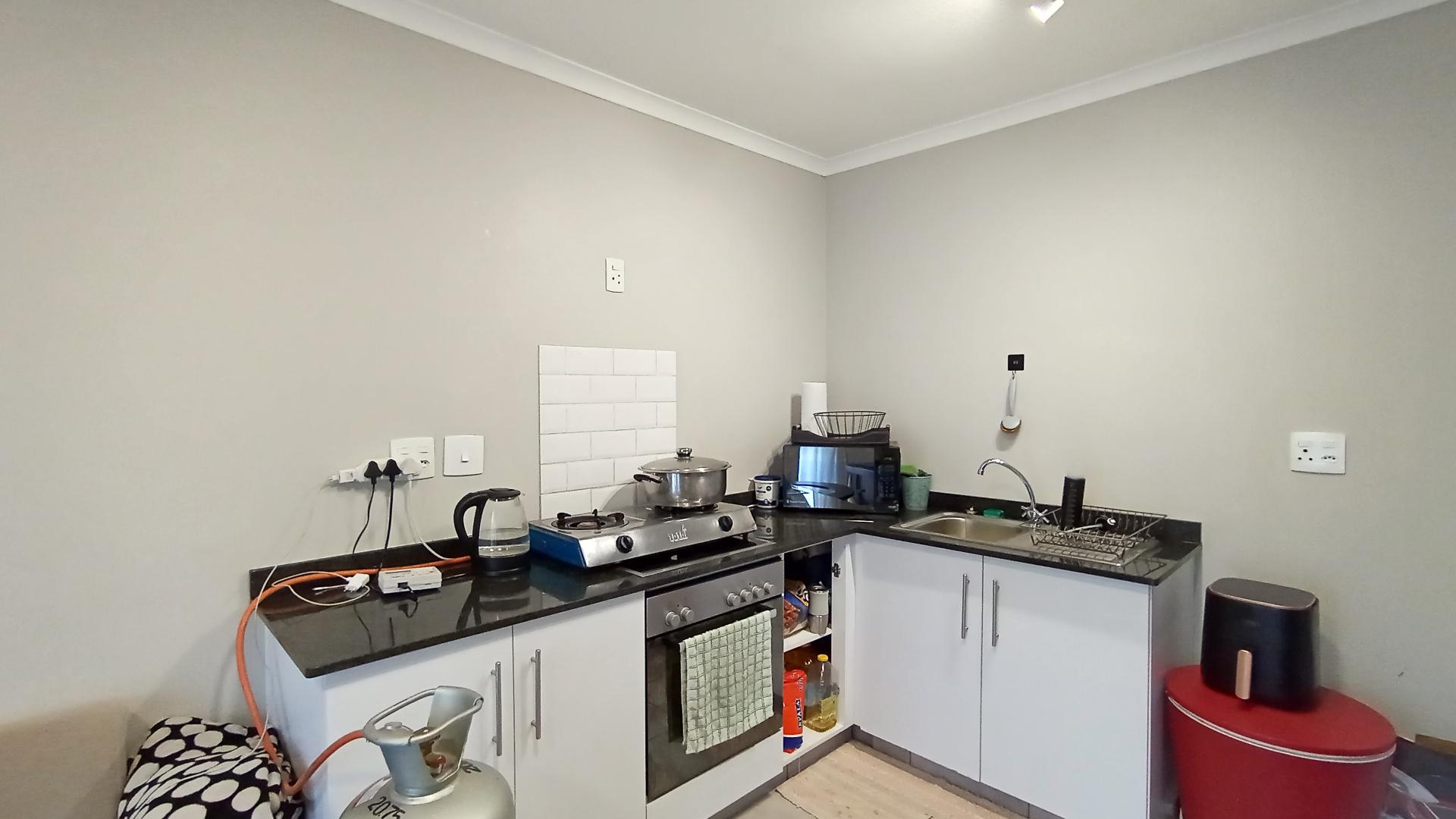 Kitchen - 7 square meters of property in Waterfall