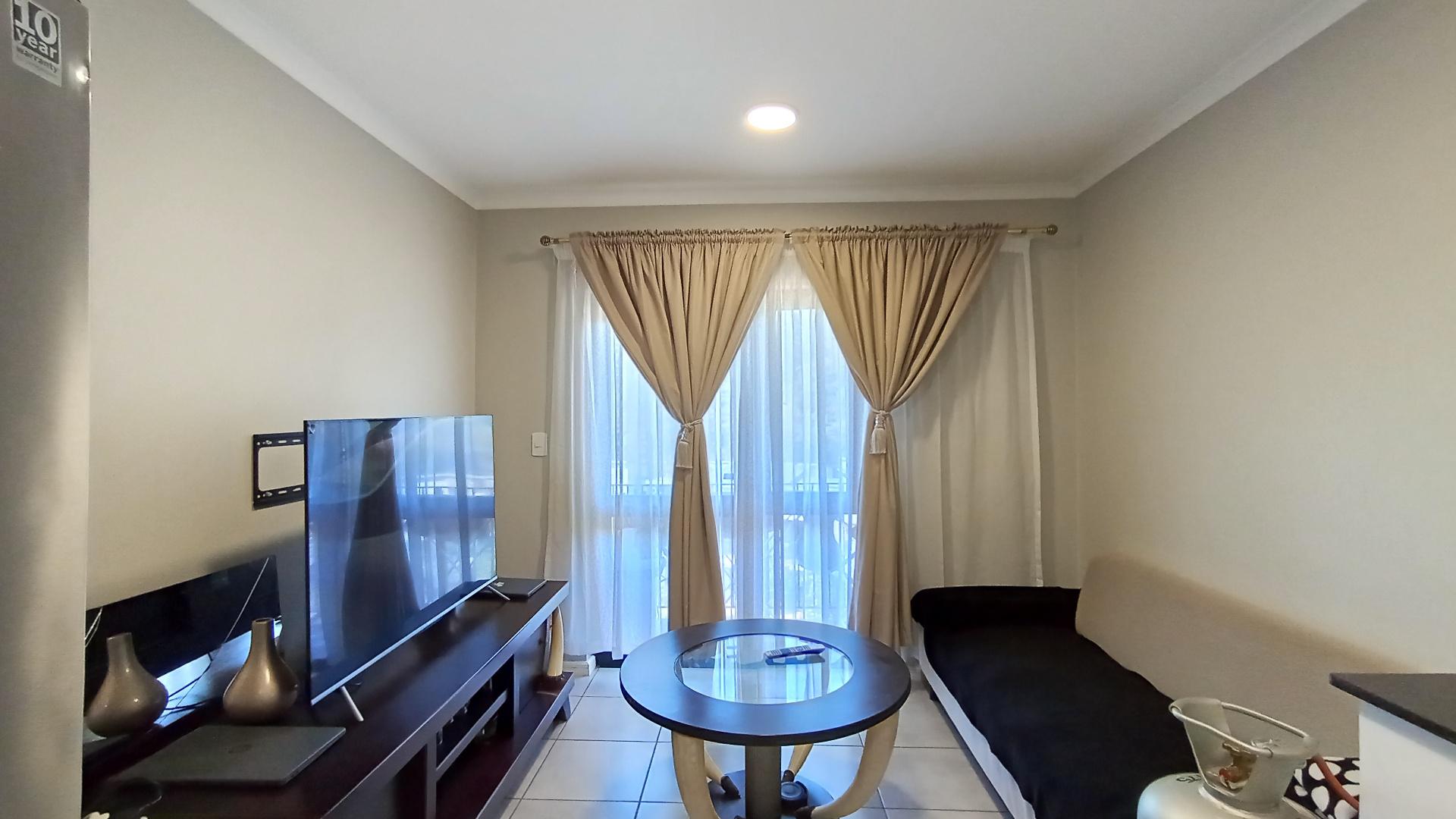 Lounges - 9 square meters of property in Waterfall