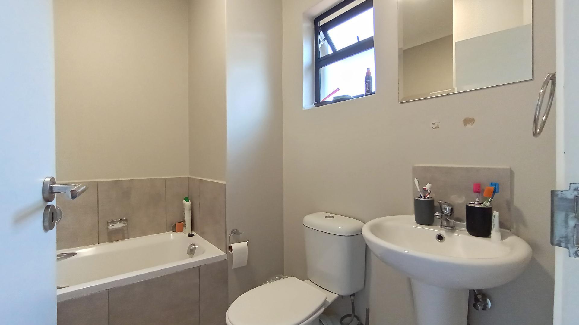 Bathroom 1 - 4 square meters of property in Waterfall