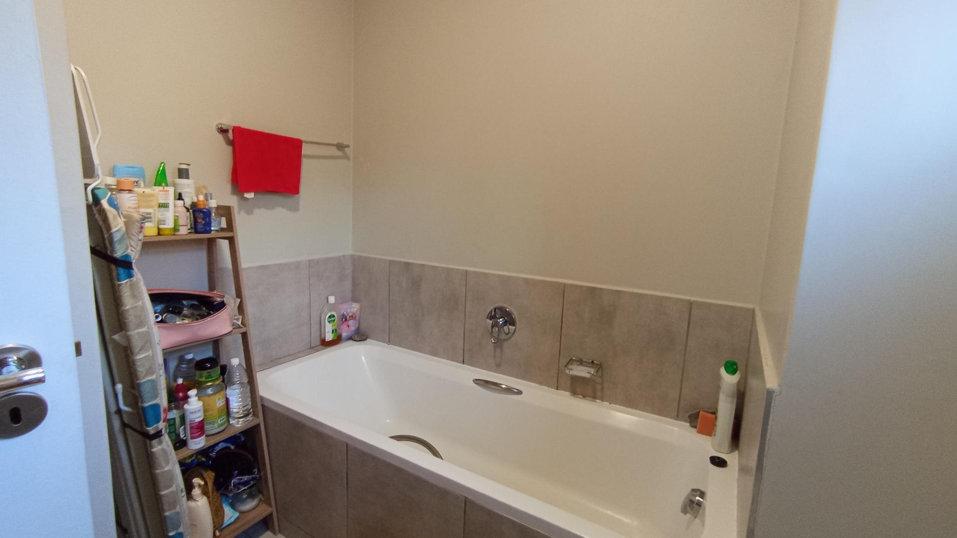 Bathroom 1 - 4 square meters of property in Waterfall