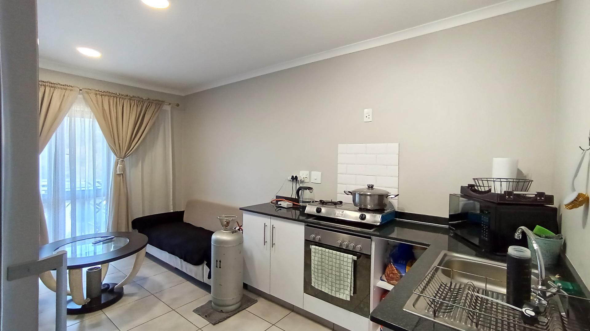 Kitchen - 7 square meters of property in Waterfall