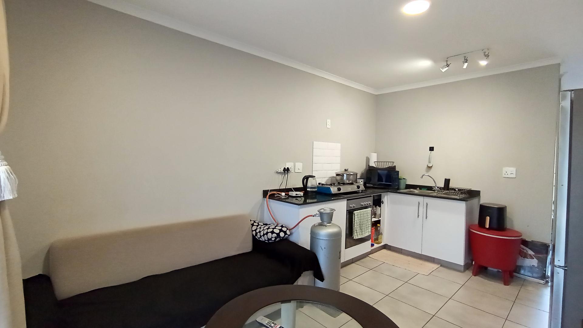 Lounges - 9 square meters of property in Waterfall