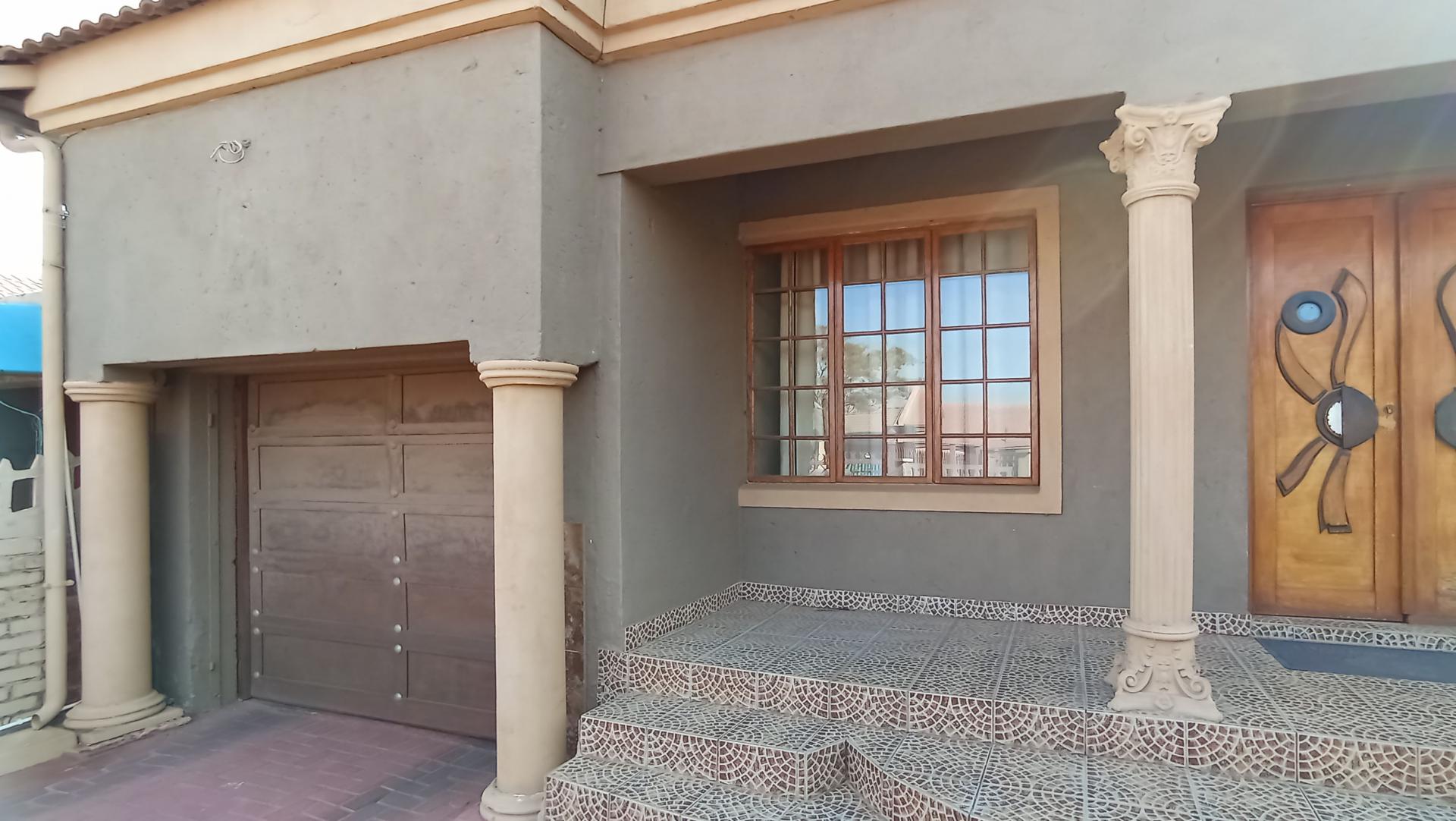 Front View of property in Elandspoort