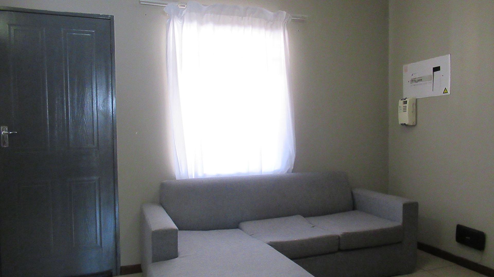 Lounges - 10 square meters of property in Ferndale - JHB