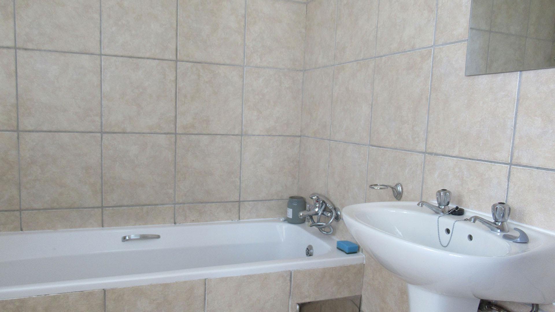 Bathroom 1 - 5 square meters of property in Ferndale - JHB