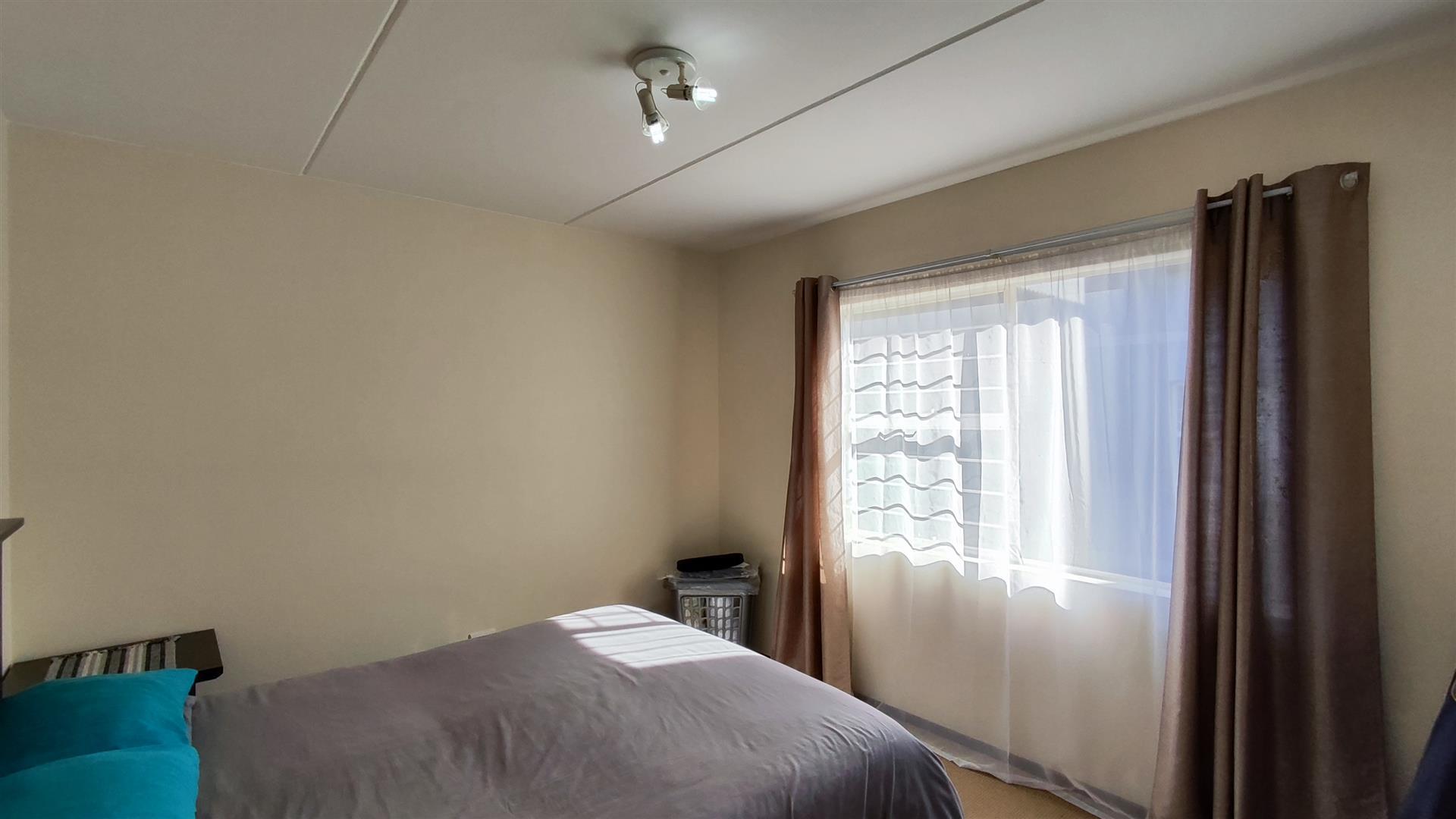 Bed Room 1 - 15 square meters of property in Bardene