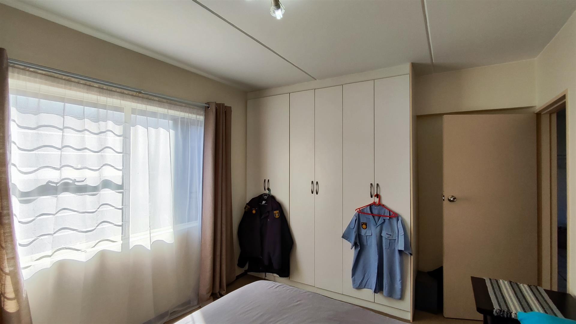 Bed Room 1 - 15 square meters of property in Bardene