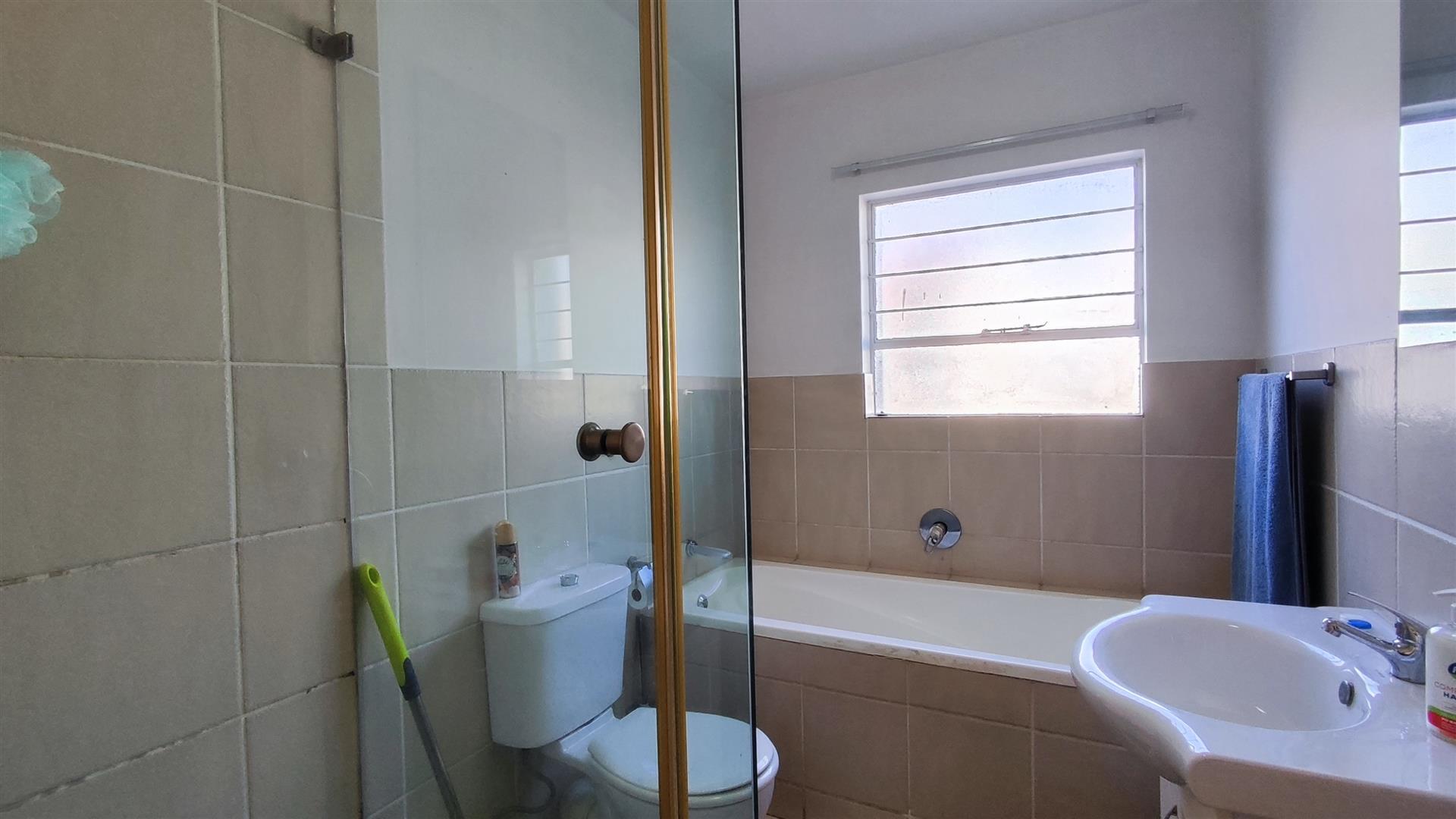Bathroom 1 - 6 square meters of property in Bardene