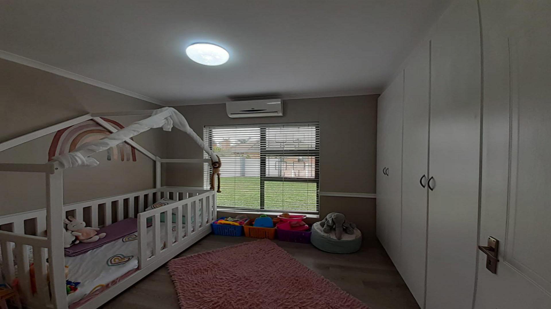 Bed Room 3 of property in Sunridge Park