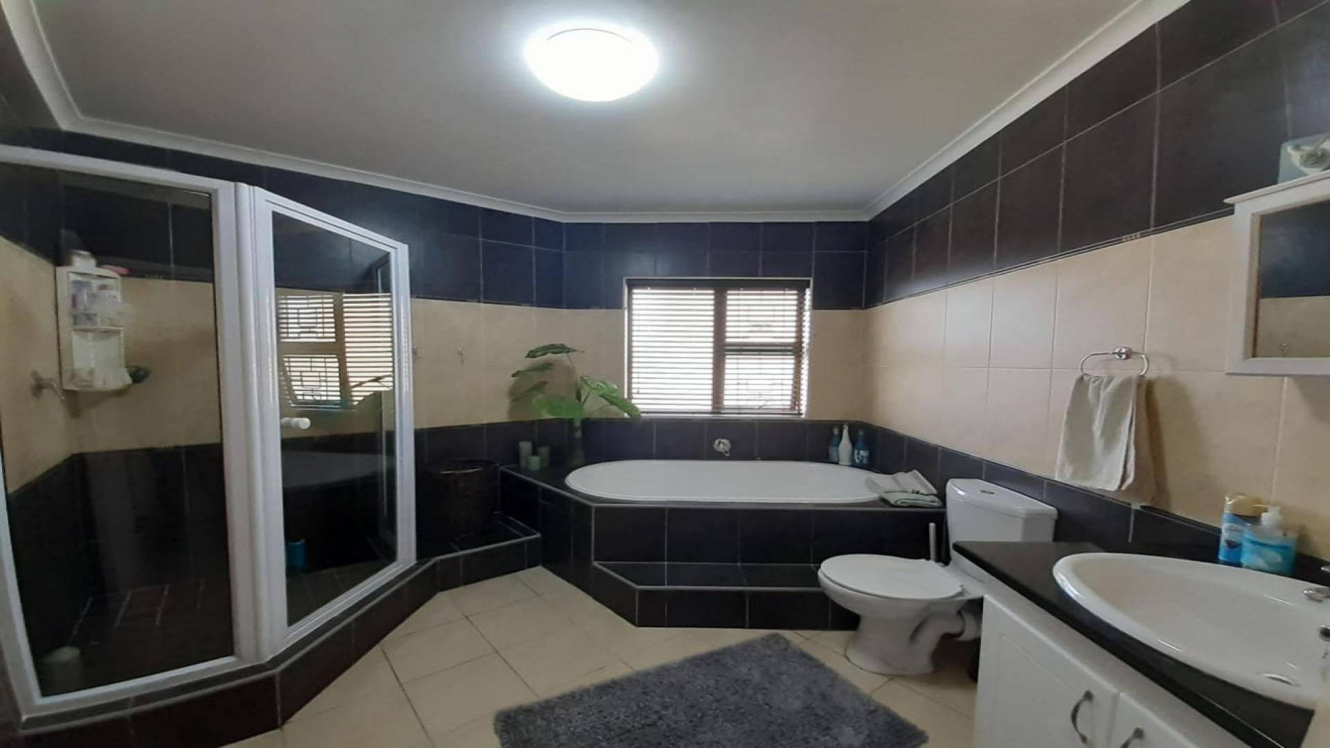 Bathroom 2 of property in Sunridge Park