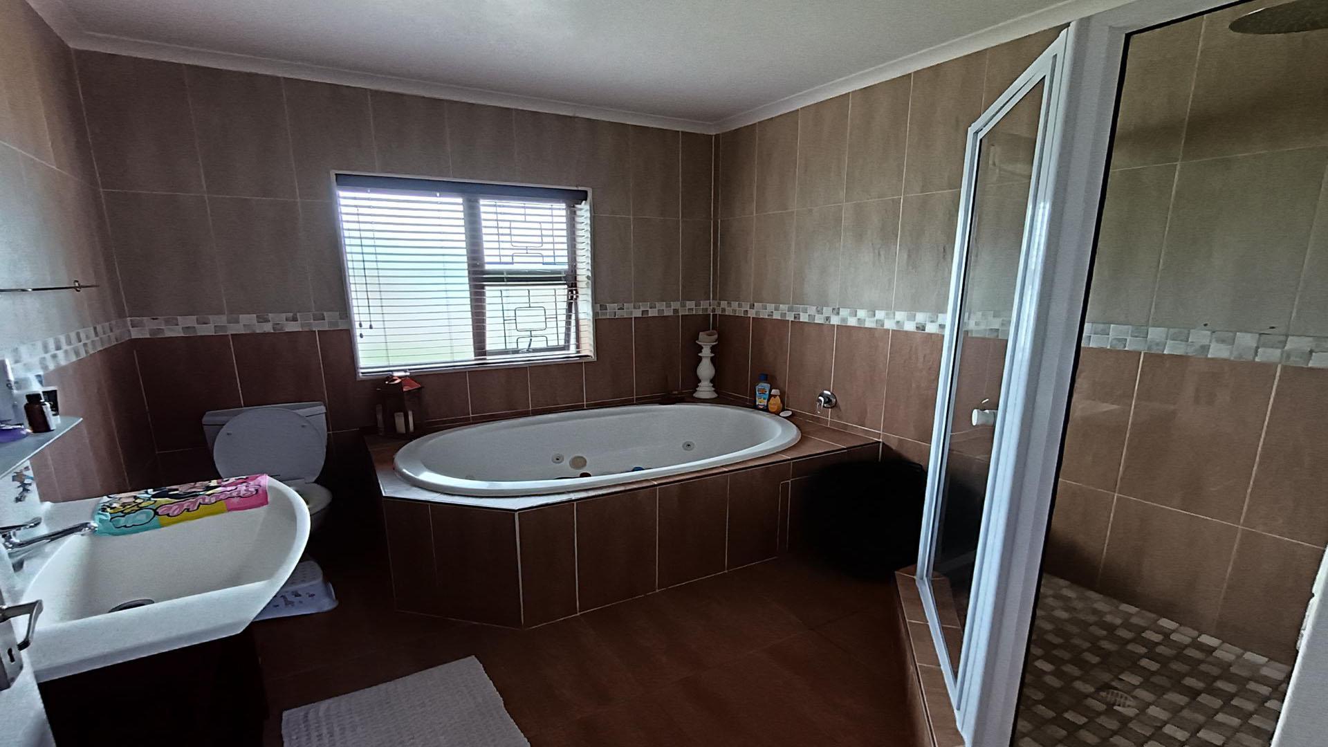 Bathroom 1 of property in Sunridge Park