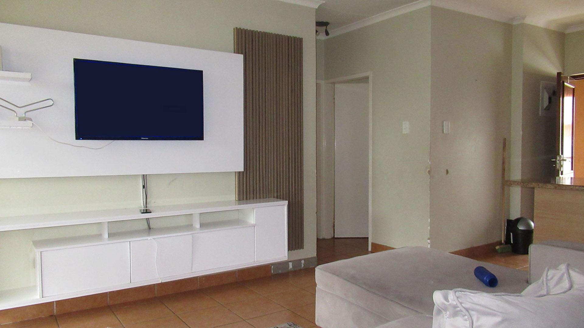 Lounges - 16 square meters of property in Turffontein