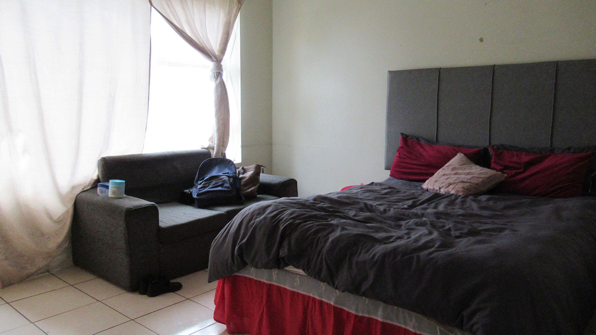 Bed Room 2 - 11 square meters of property in Turffontein