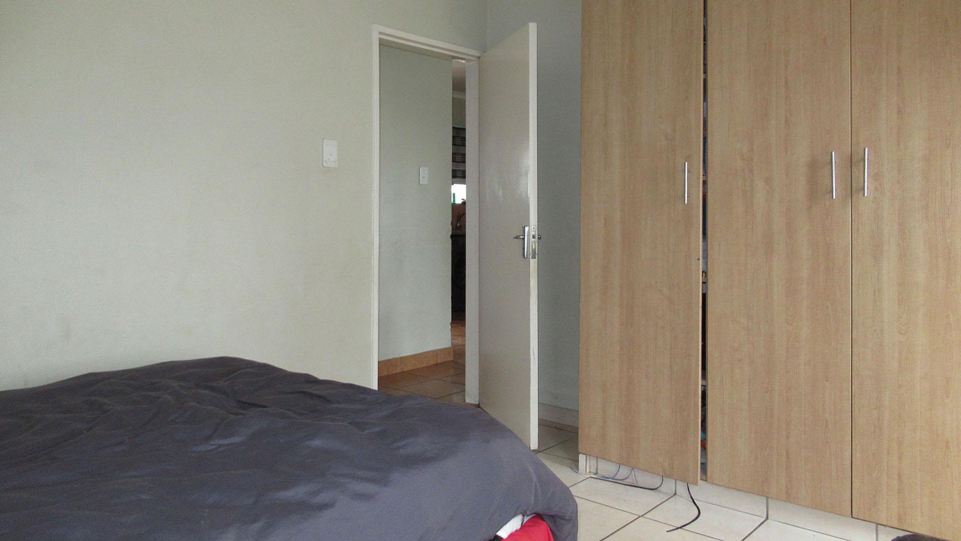 Bed Room 2 - 11 square meters of property in Turffontein