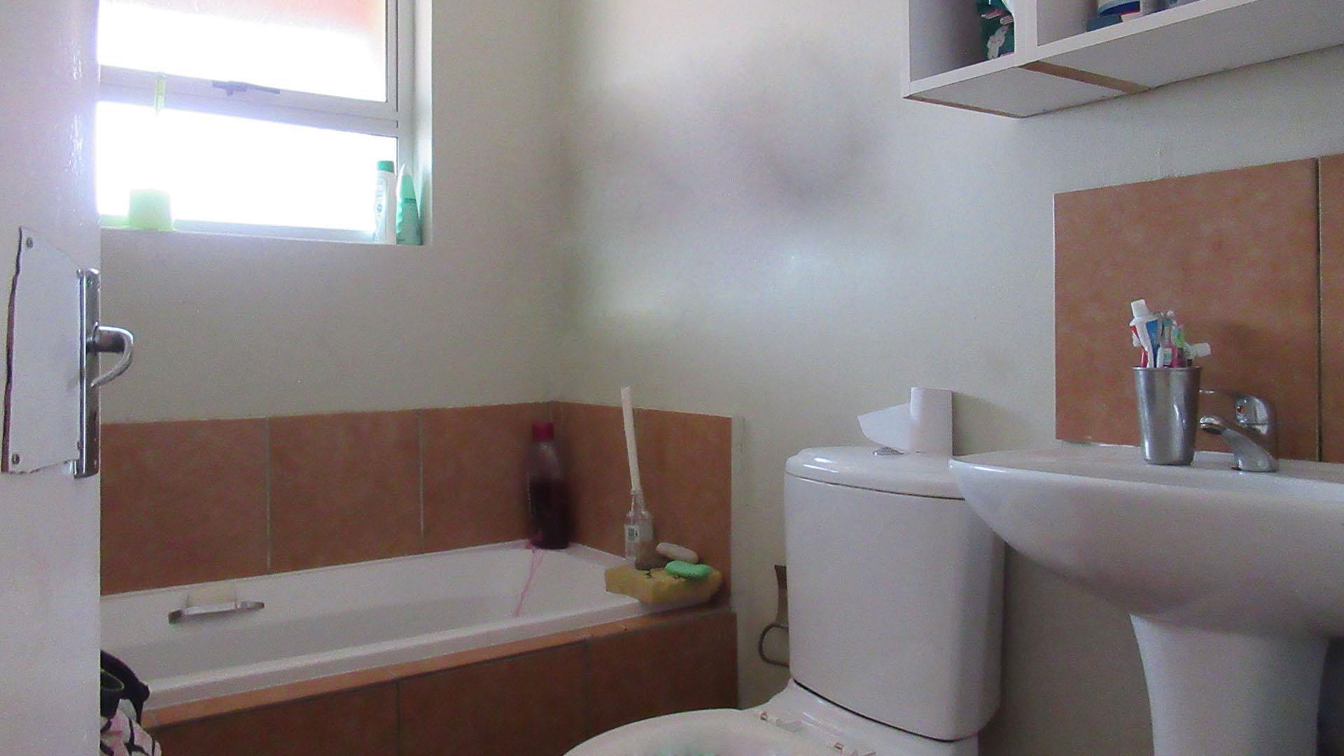 Bathroom 1 - 4 square meters of property in Turffontein