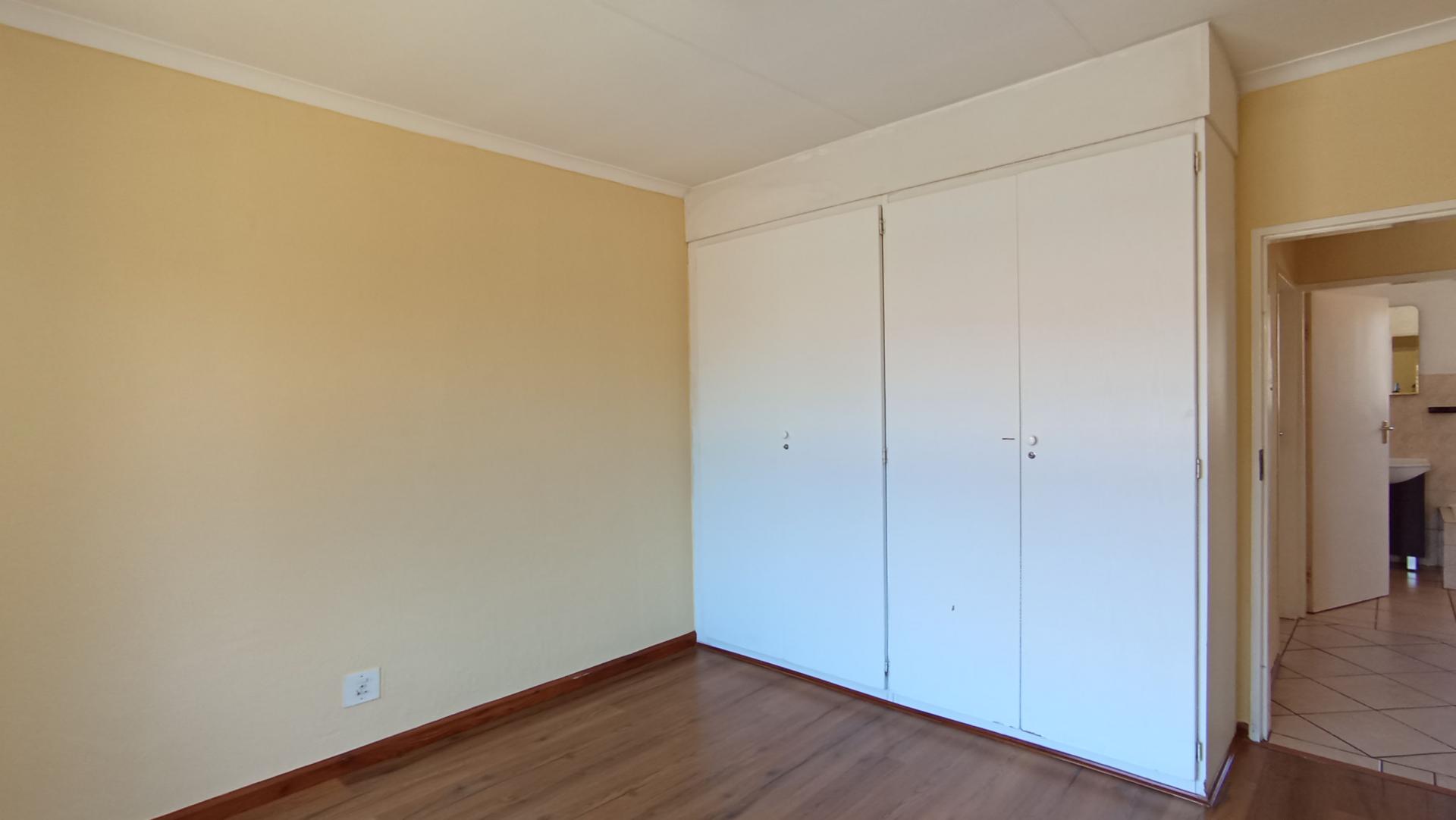 Bed Room 1 - 14 square meters of property in Highveld