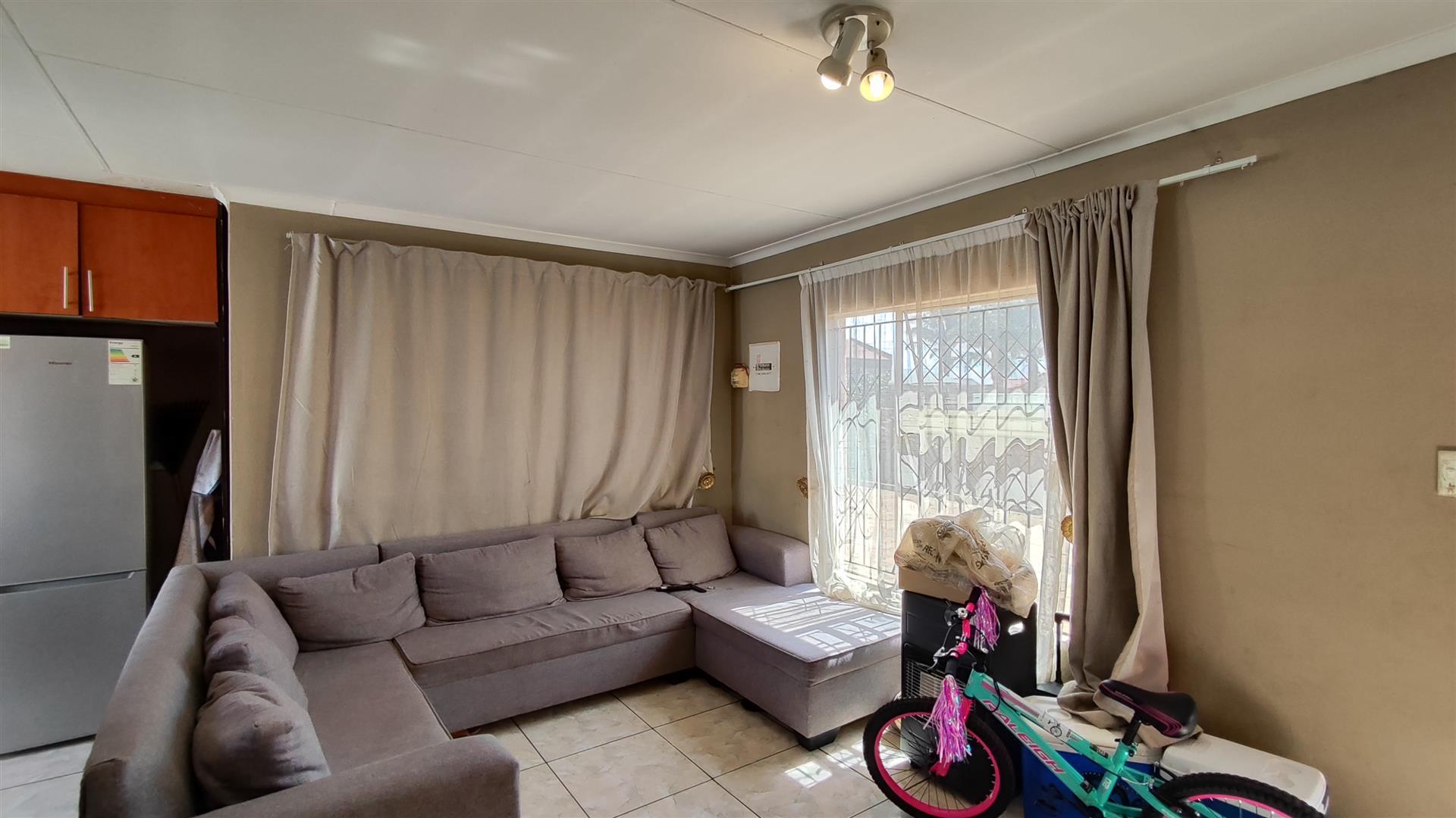 Lounges - 15 square meters of property in Birch Acres
