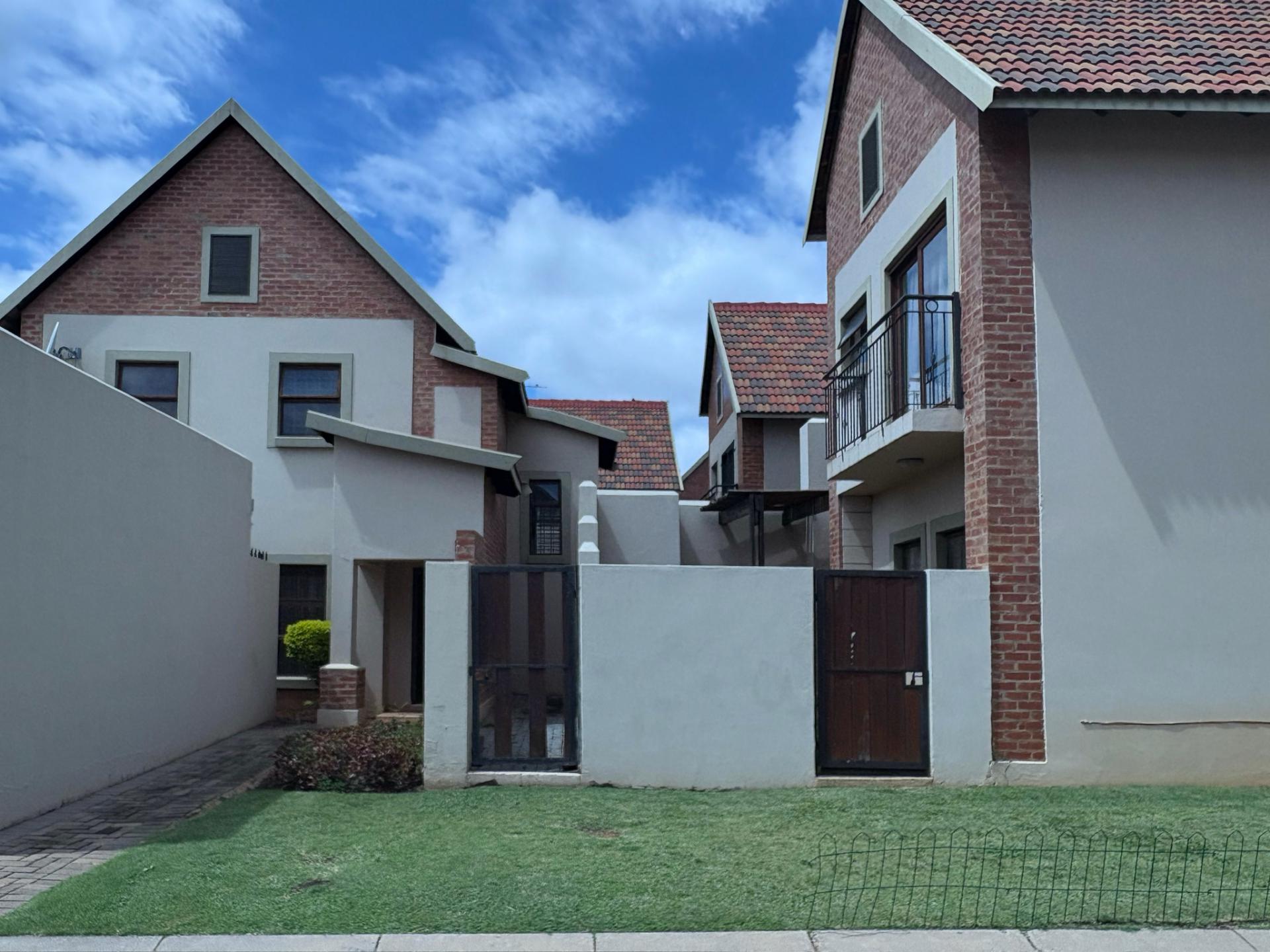 Front View of property in Montana Tuine