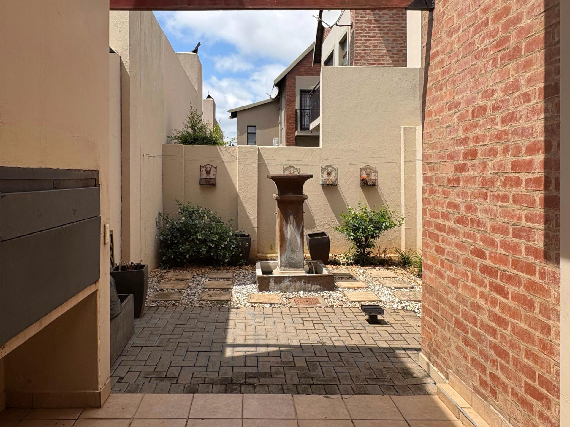 Backyard of property in Montana Tuine