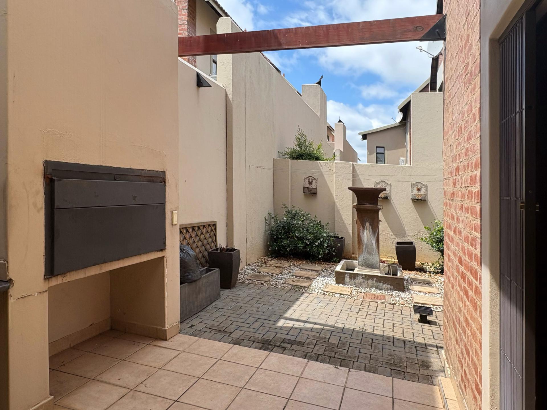 Backyard of property in Montana Tuine