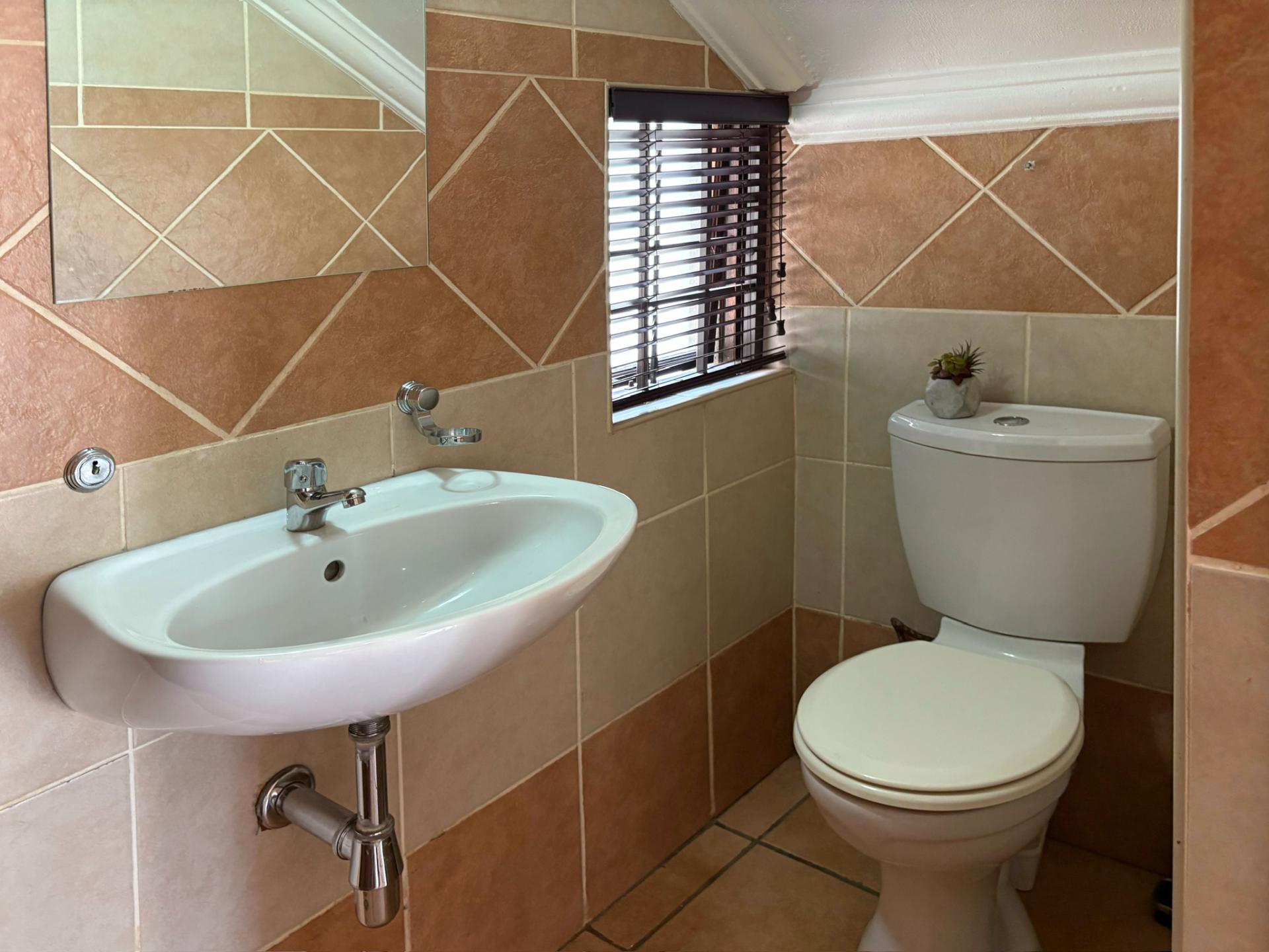 Guest Toilet of property in Montana Tuine