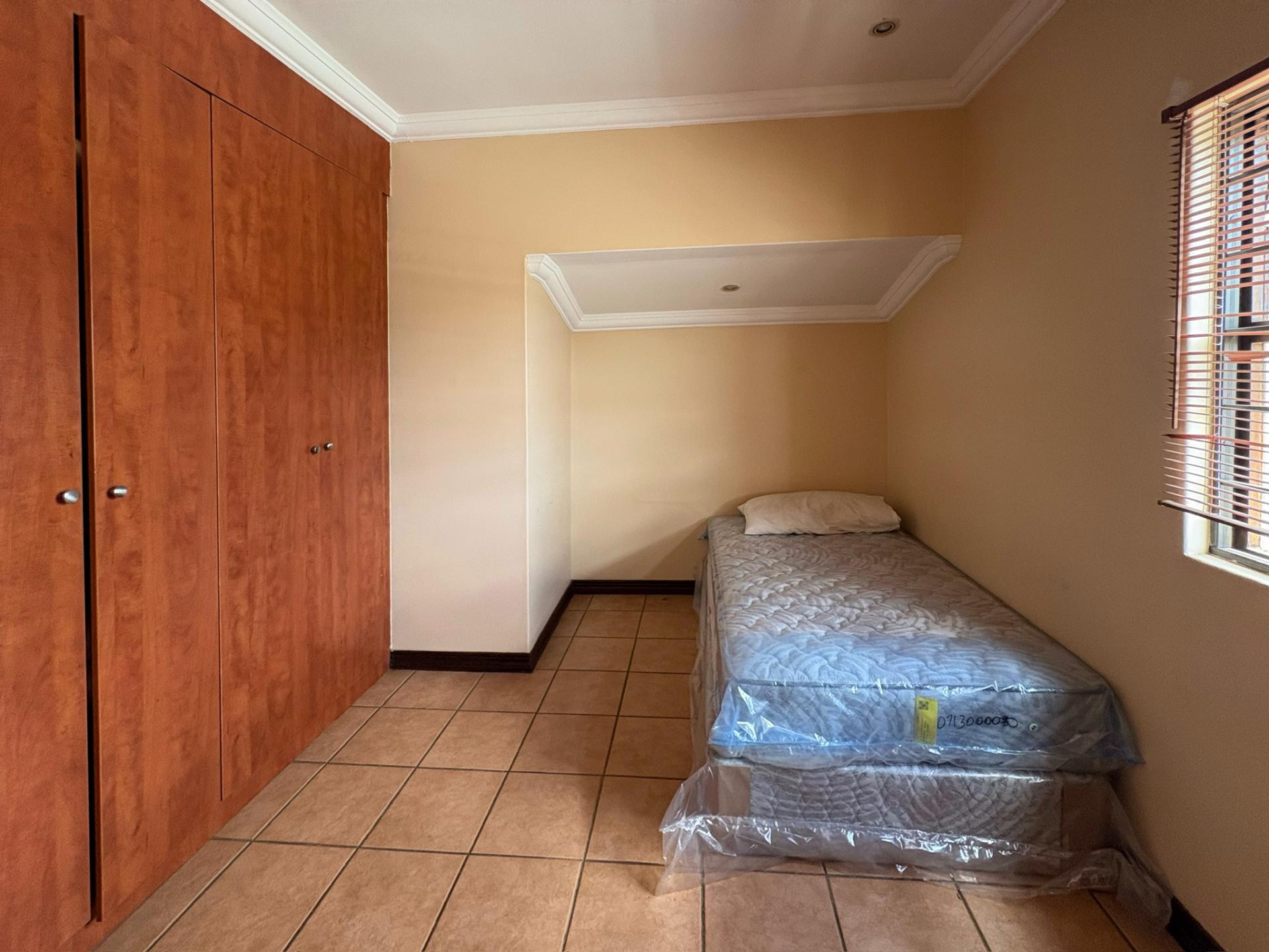 Bed Room 1 of property in Montana Tuine