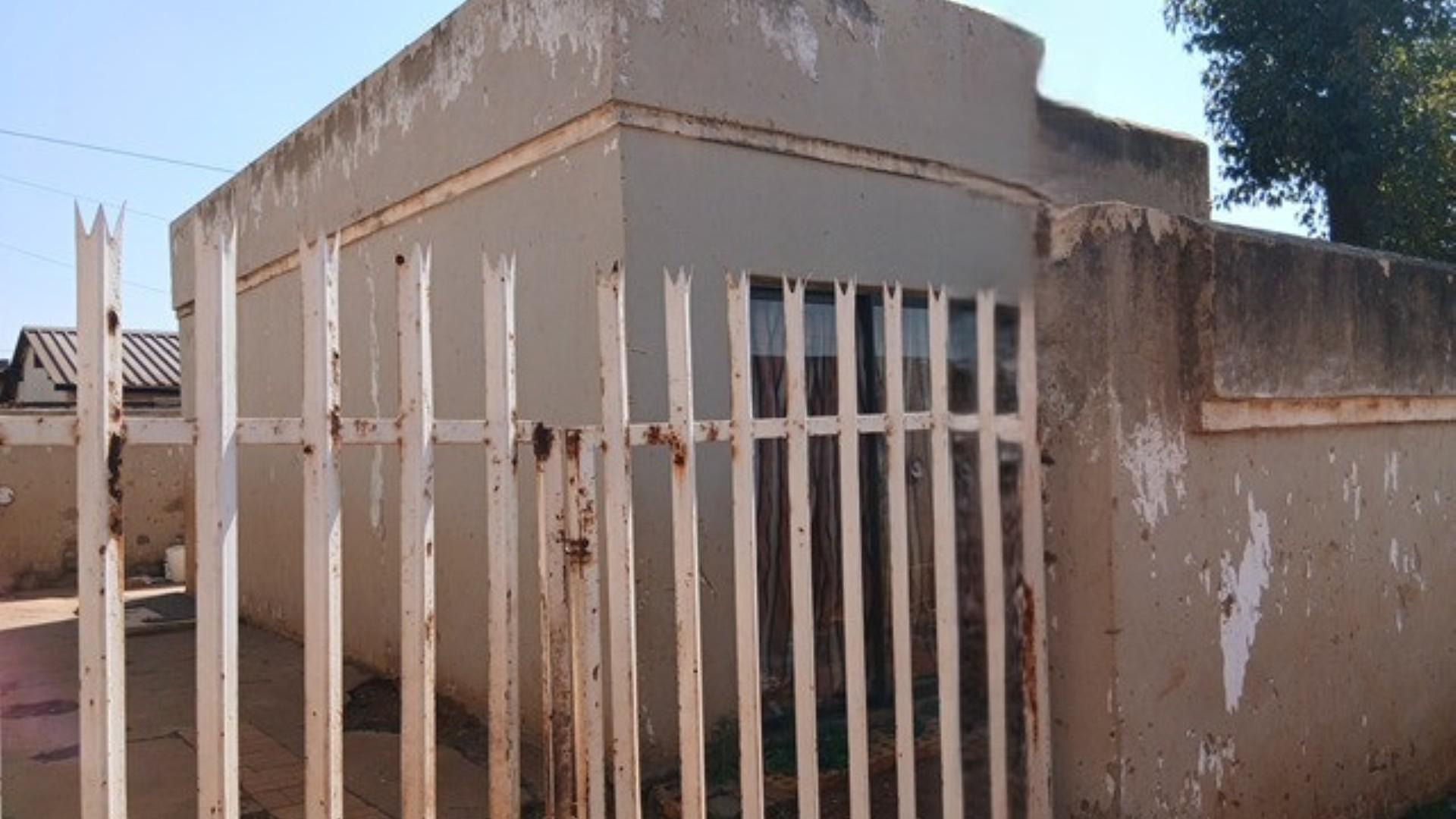 Front View of property in Roodekop