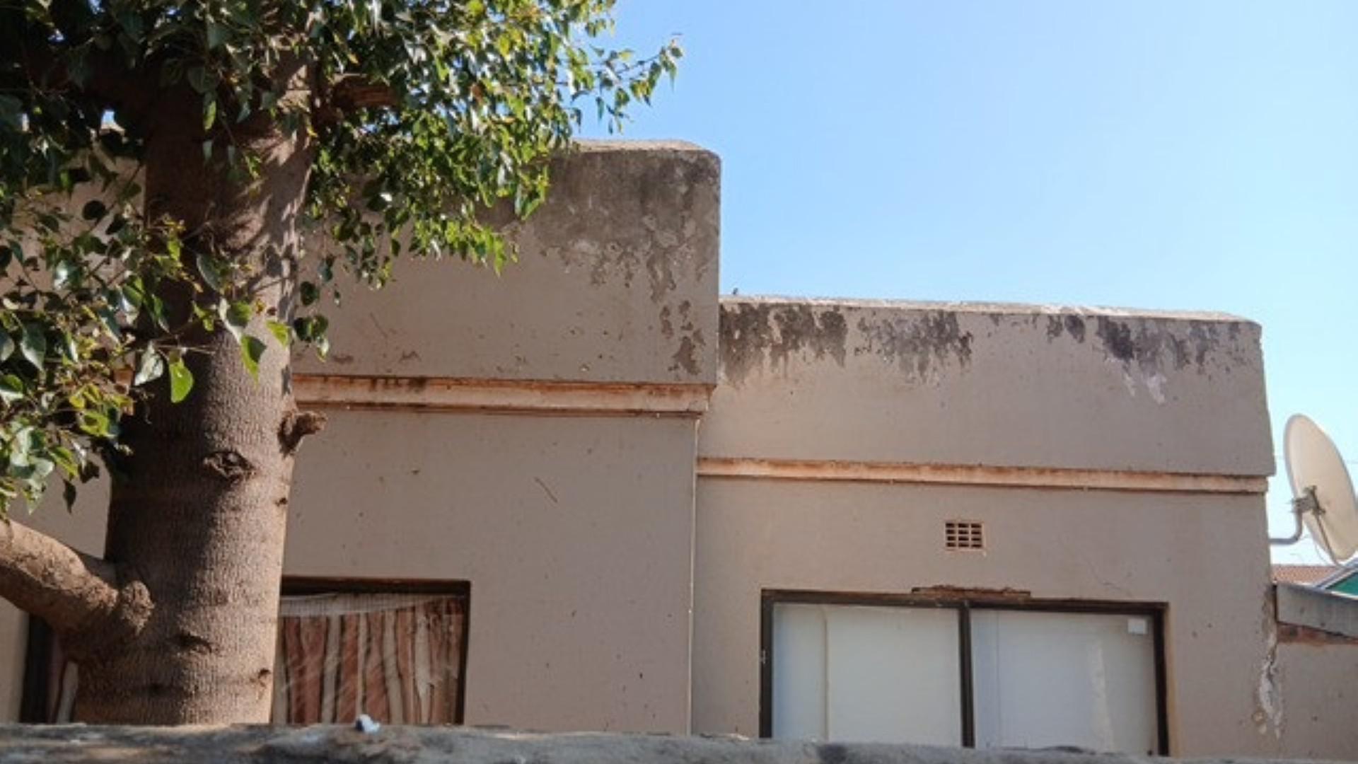 Front View of property in Roodekop