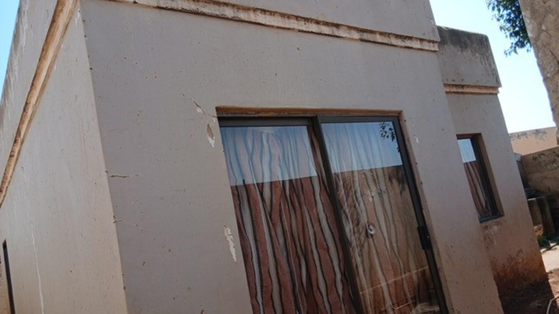 Front View of property in Roodekop