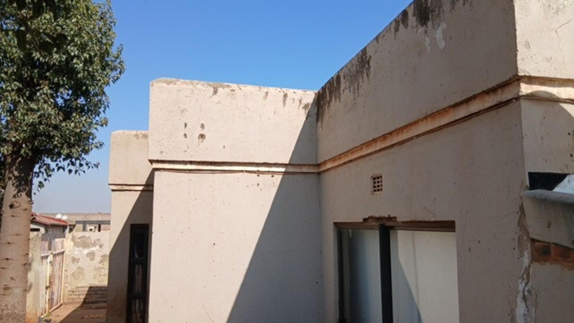 Front View of property in Roodekop