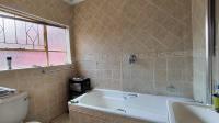 Main Bathroom - 6 square meters of property in Freeway Park