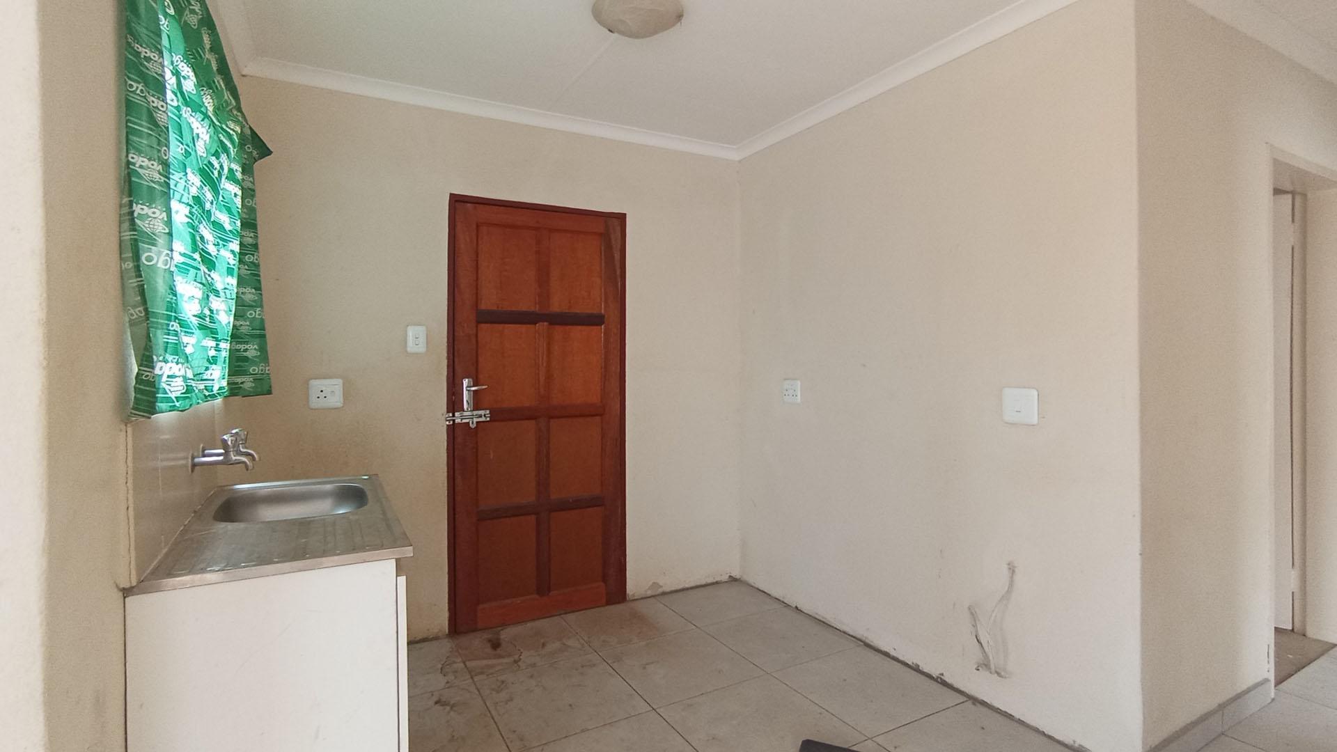 Kitchen - 5 square meters of property in Soshanguve East