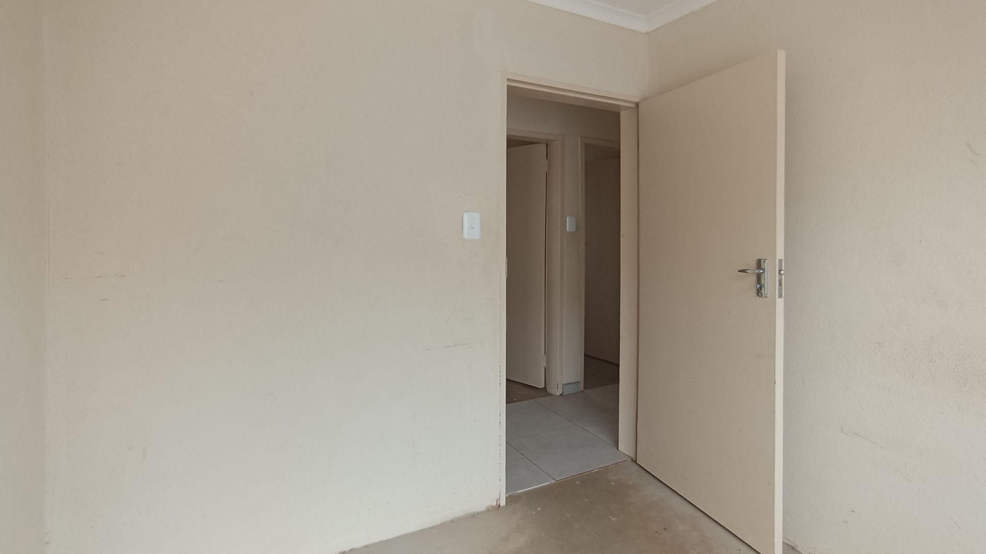 Bed Room 1 - 8 square meters of property in Soshanguve East