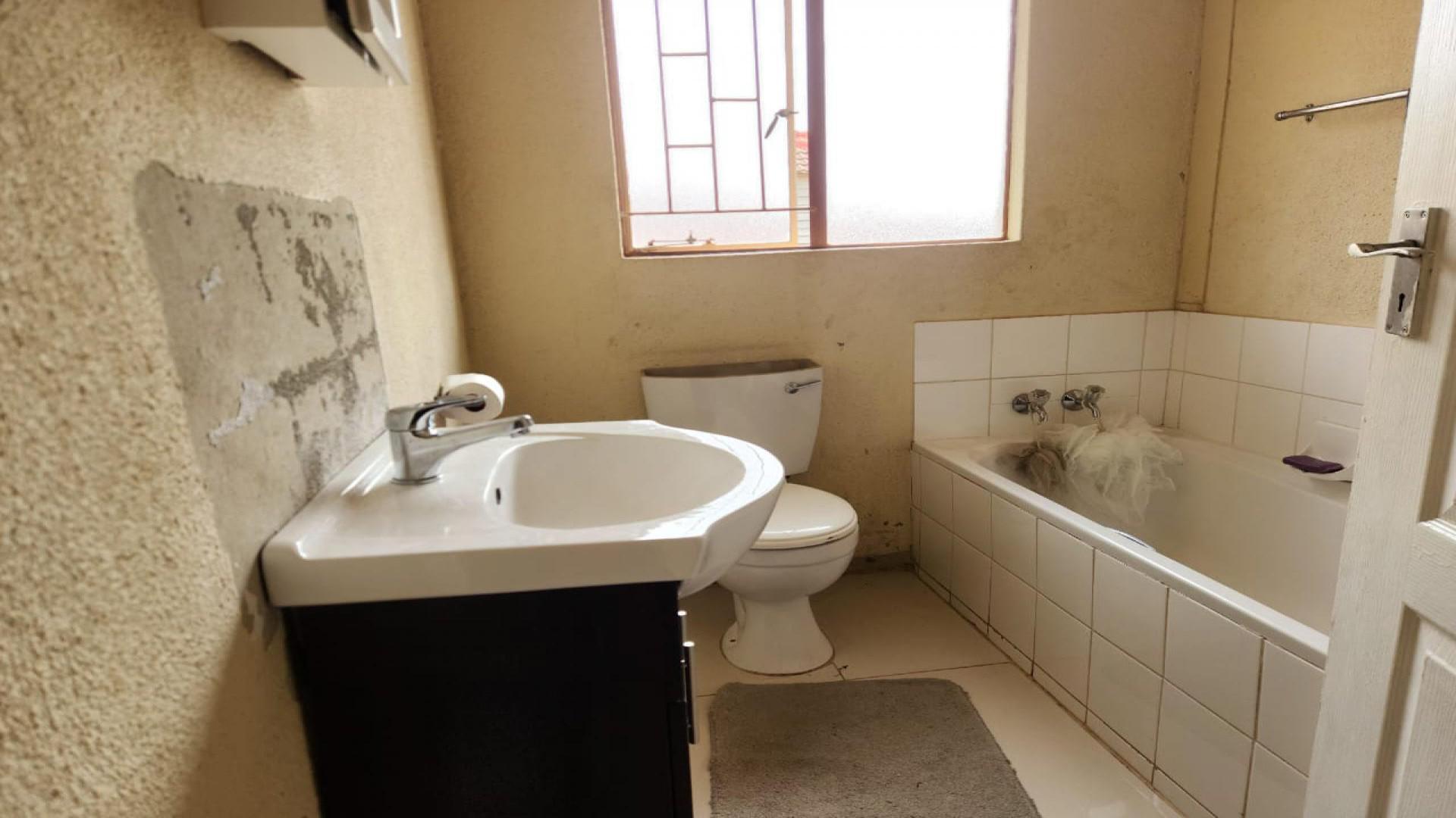 Bathroom 1 of property in Tlhabane West