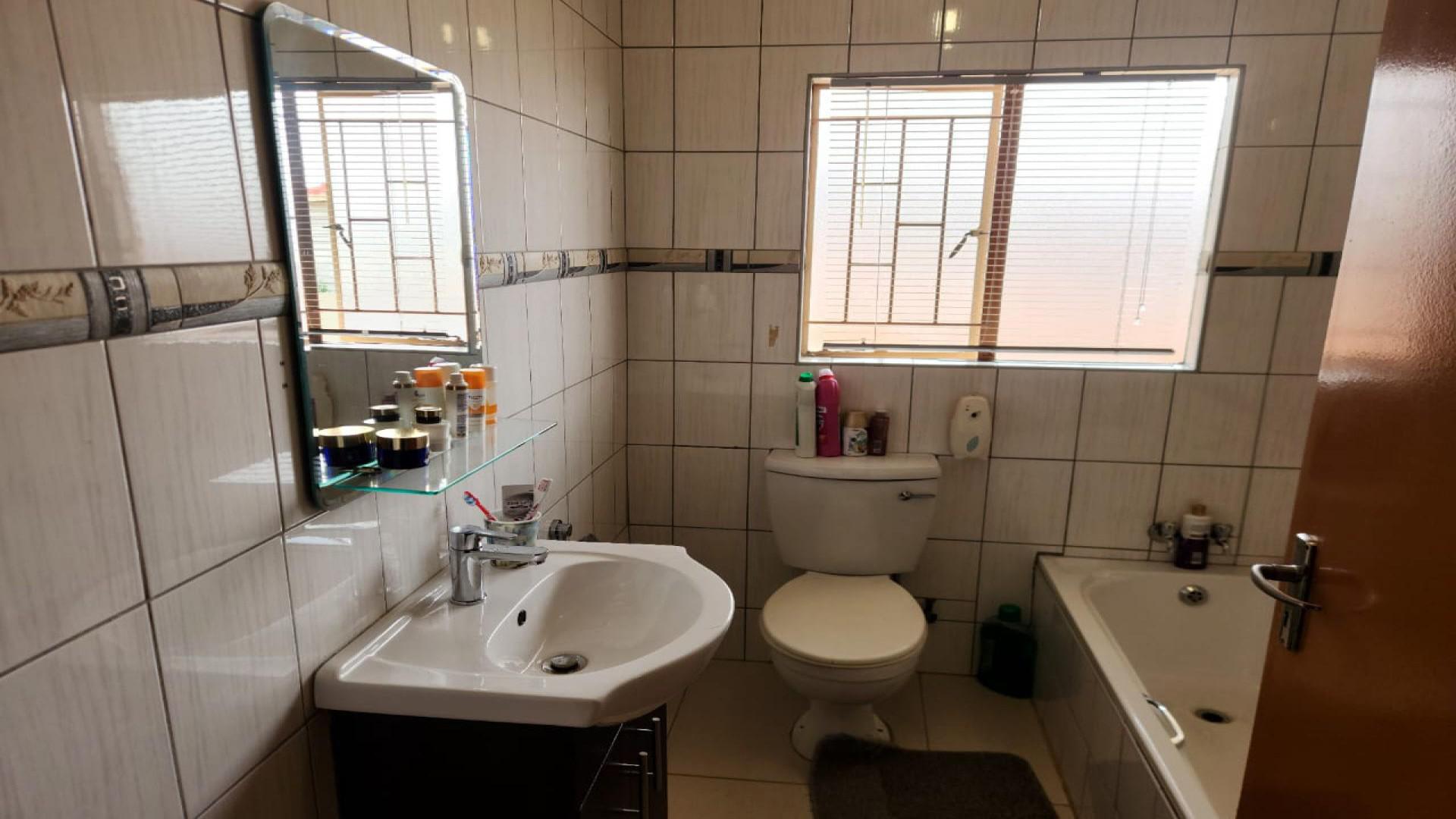 Bathroom 2 of property in Tlhabane West