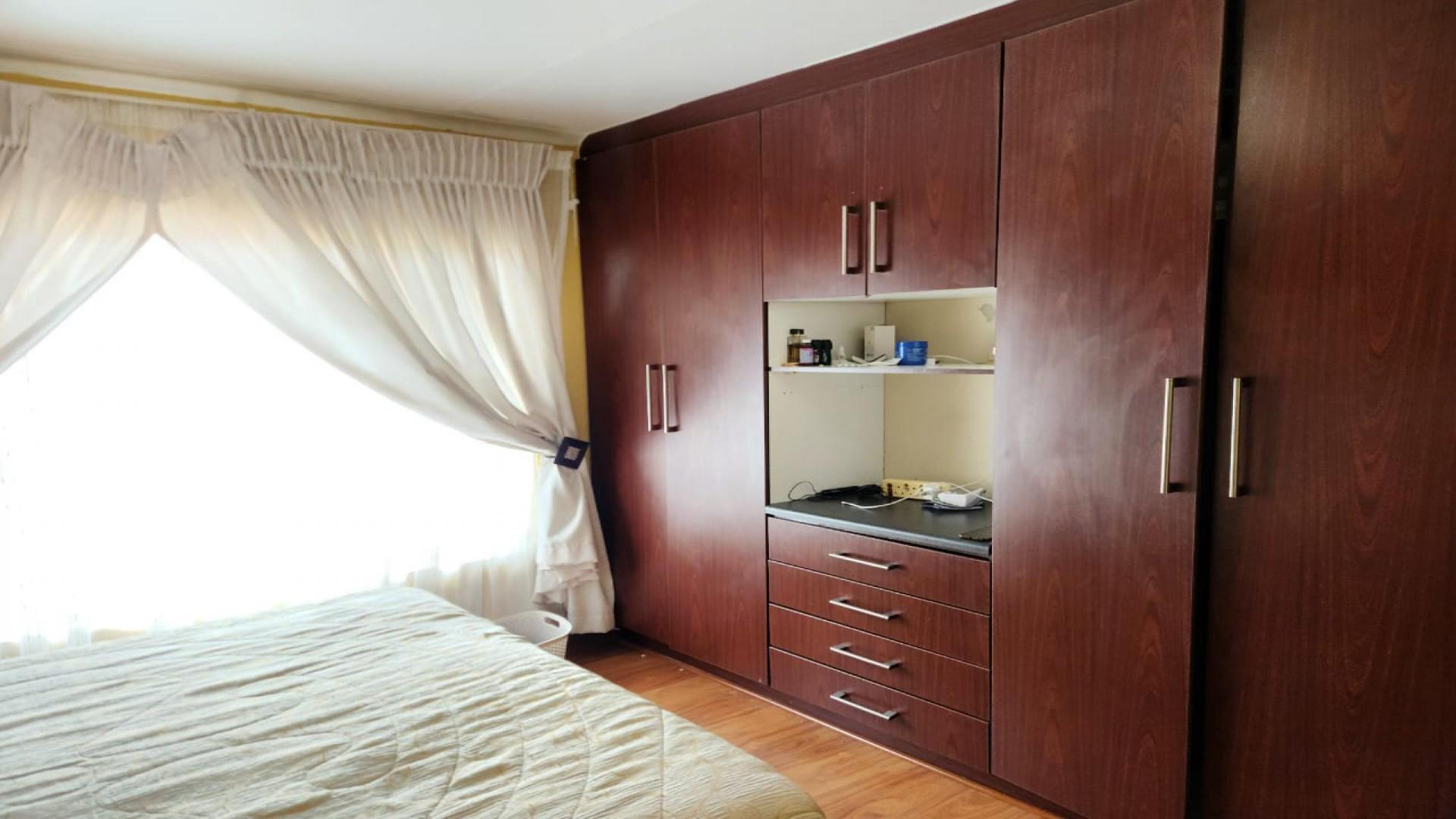 Bed Room 1 of property in Tlhabane West